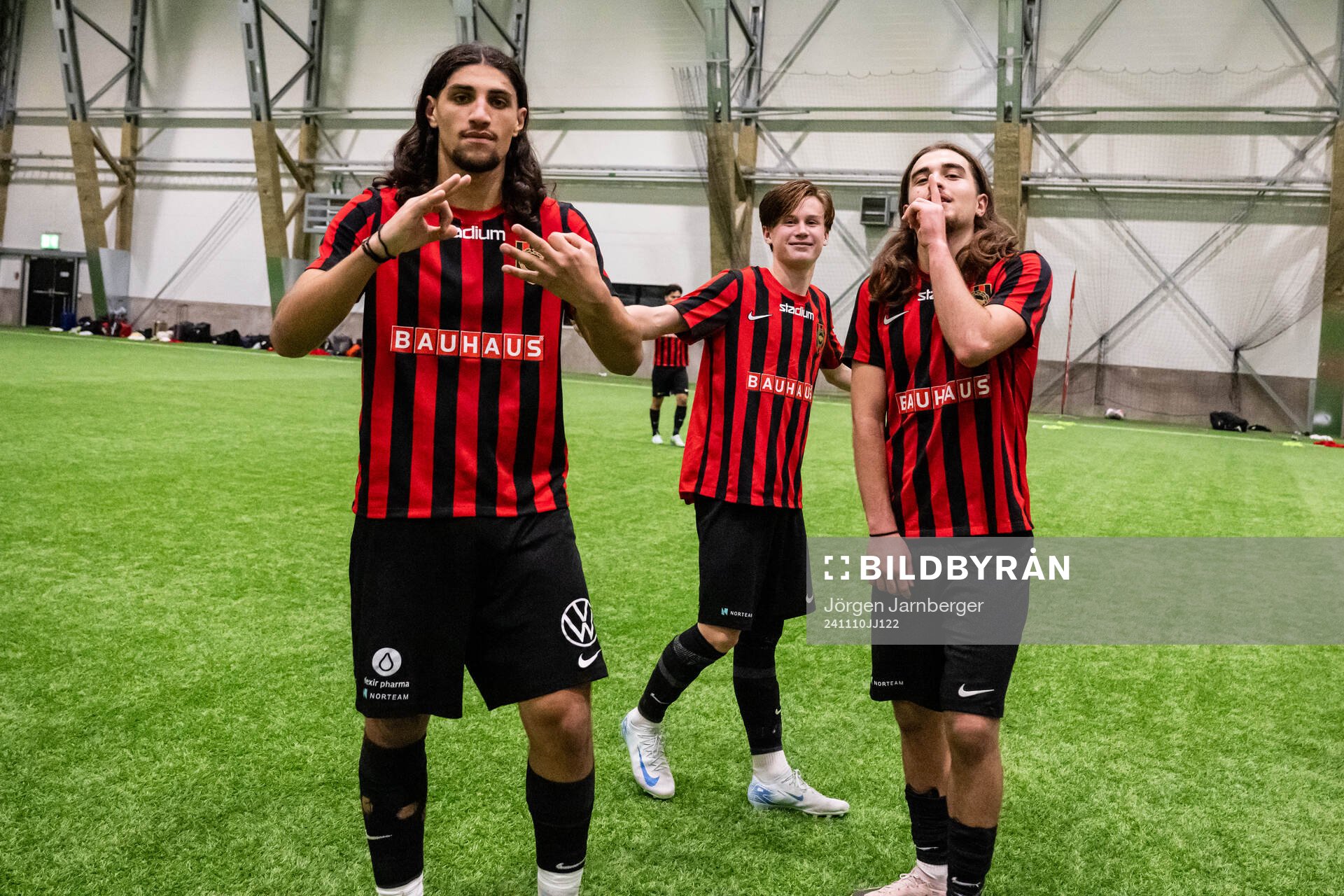 Brommapojkarnas David Isso och Leart Krasniqi jublar