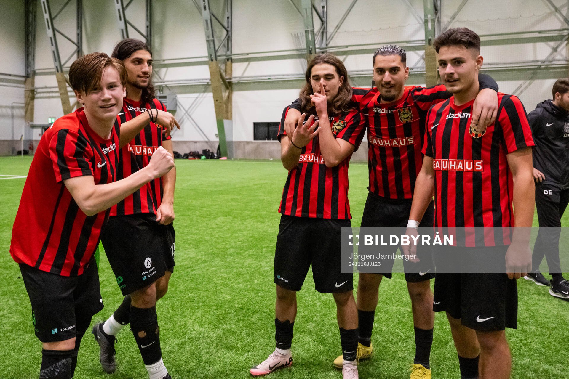 Brommapojkarnas spelare och ledare jublar