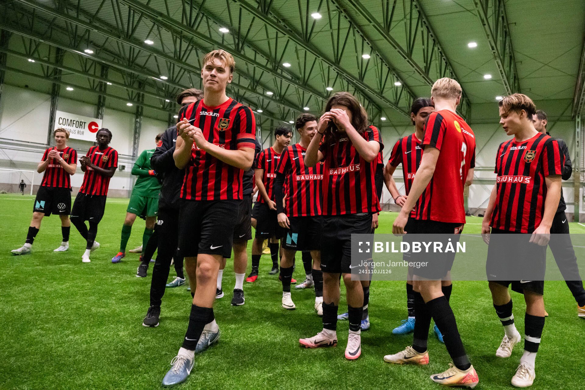 Brommapojkarnas spelare och ledare jublar