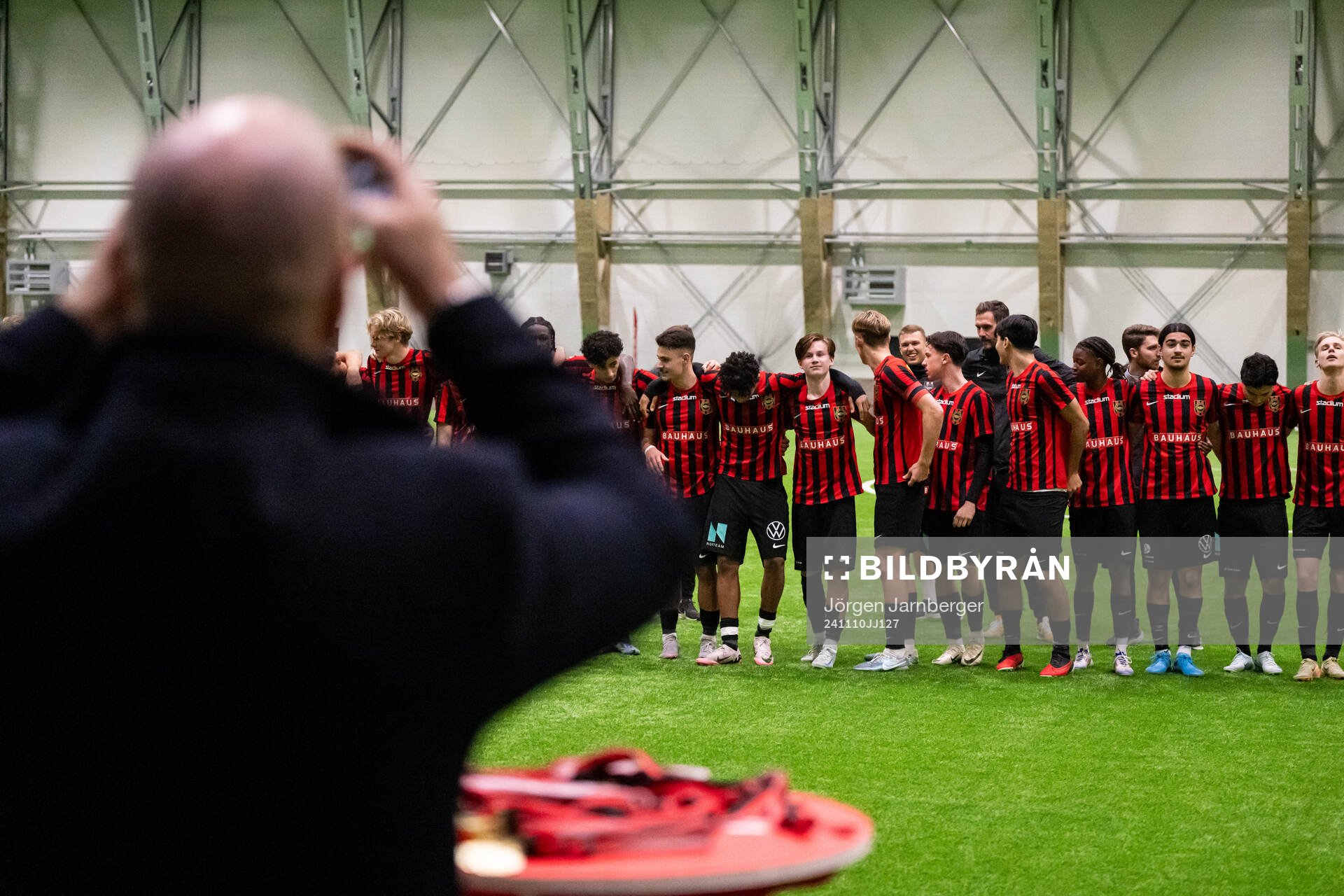 Brommapojkarnas spelare och ledare jublar efter finalen i Skandinaviska Mästerskapen mellan Brommapojkarna och Odense den 10 november 2024 i Borås.