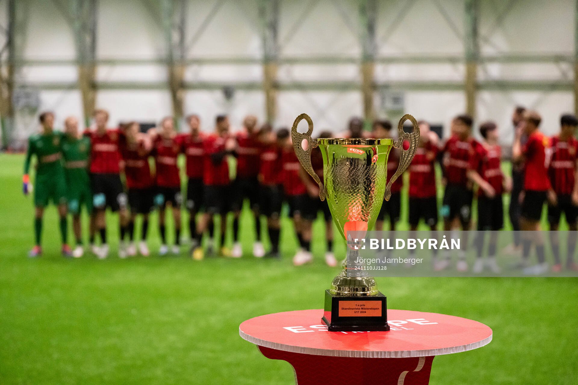 Pokalen framför jublande Brommapojkarnas spelare och ledare
