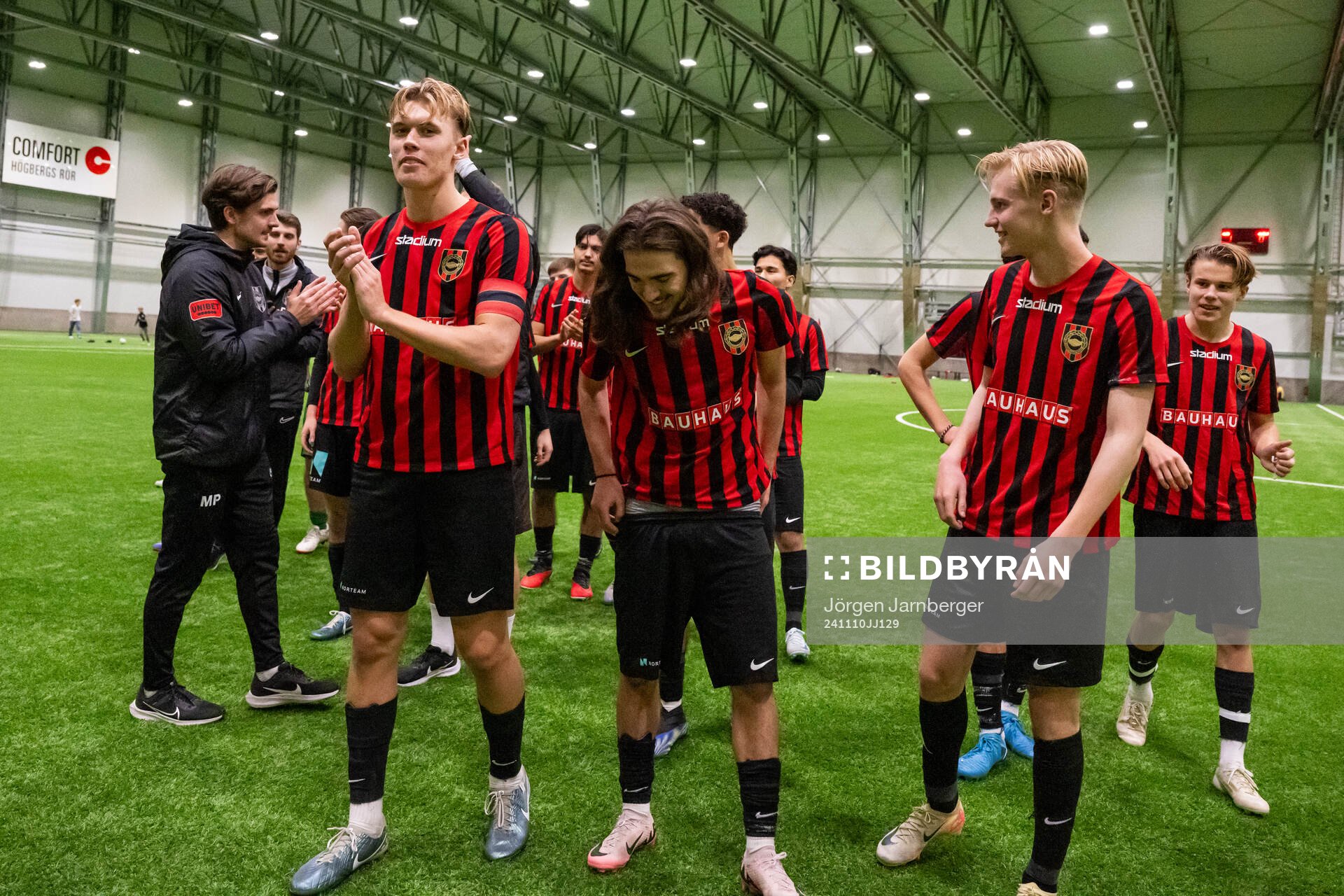 Brommapojkarnas spelare och ledare jublar