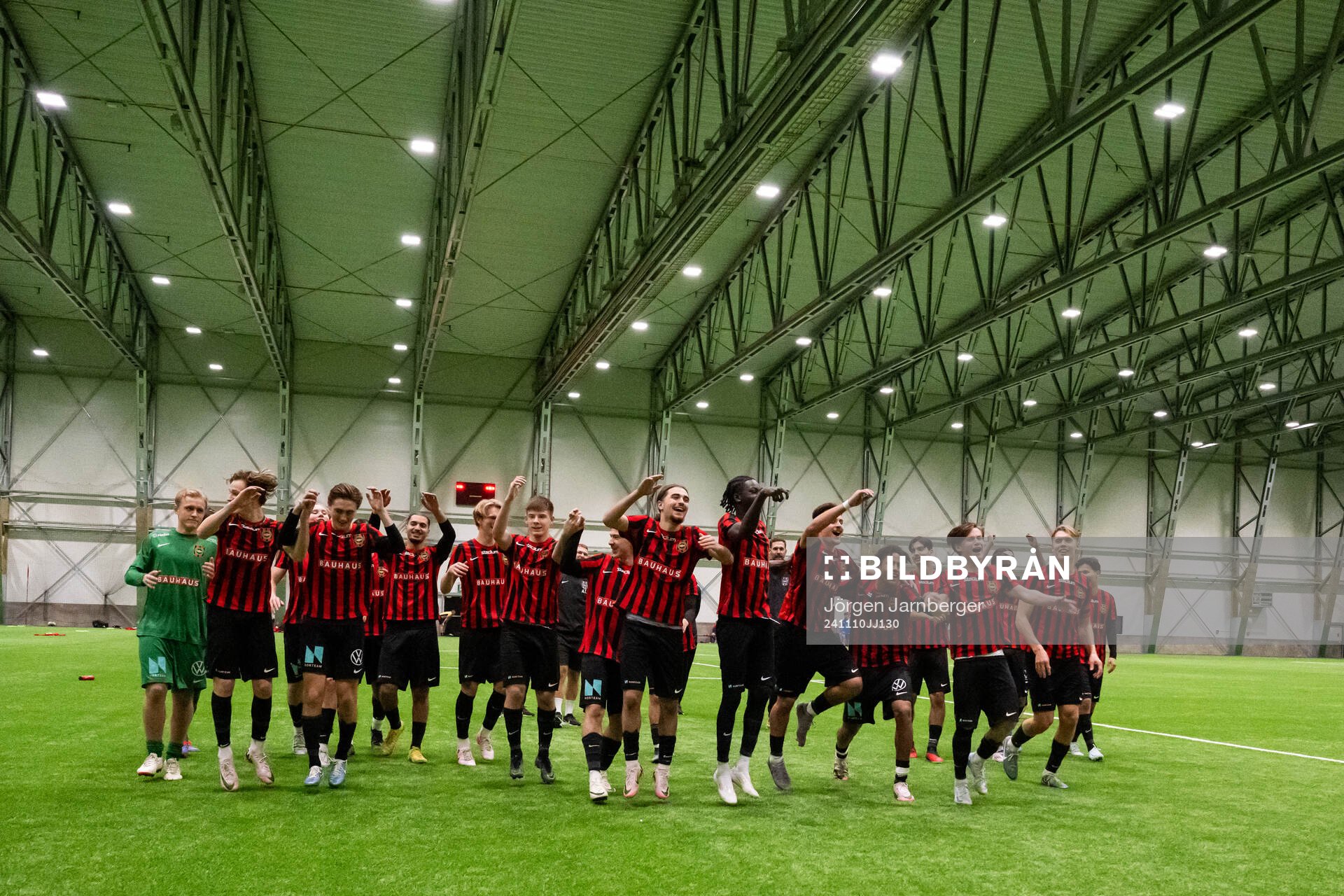 Brommapojkarnas spelare och ledare jublar