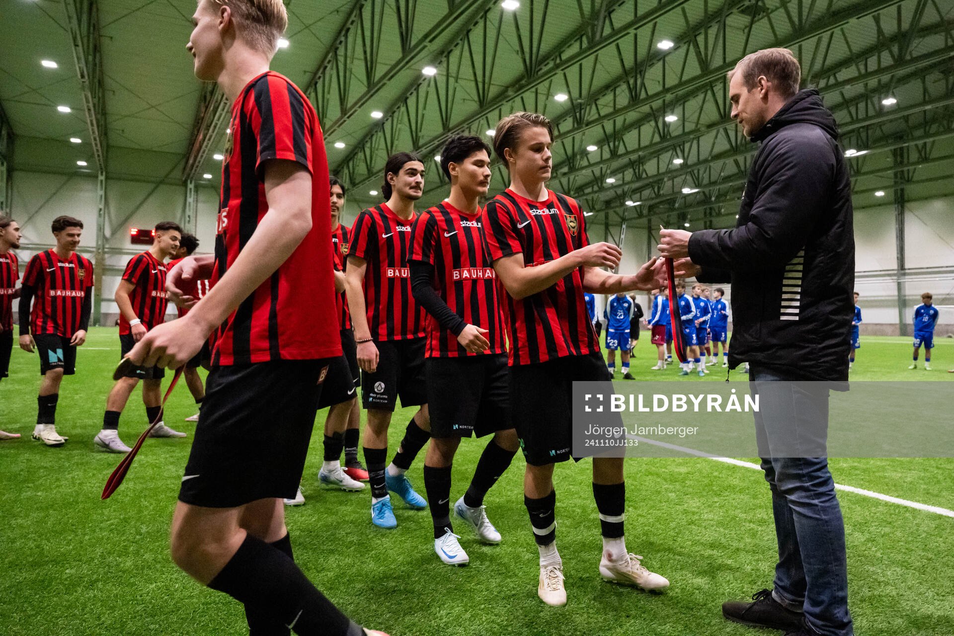 Brommapojkarnas spelare tar emot medaljer