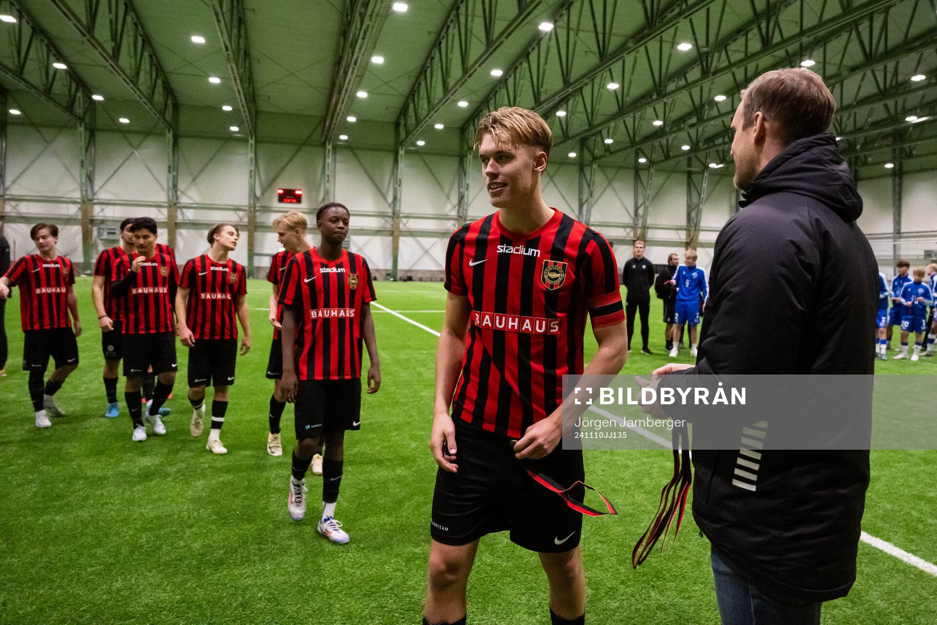 Brommapojkarnas Viggo Elfström tar emot guldmedaljen av