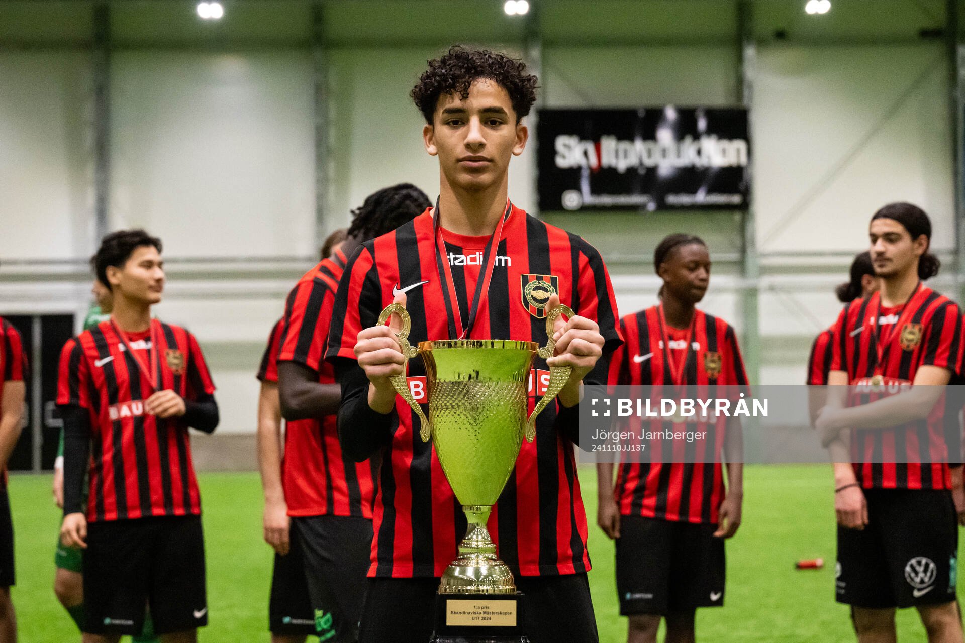 Brommapojkarnas spelare poserar med pokalen