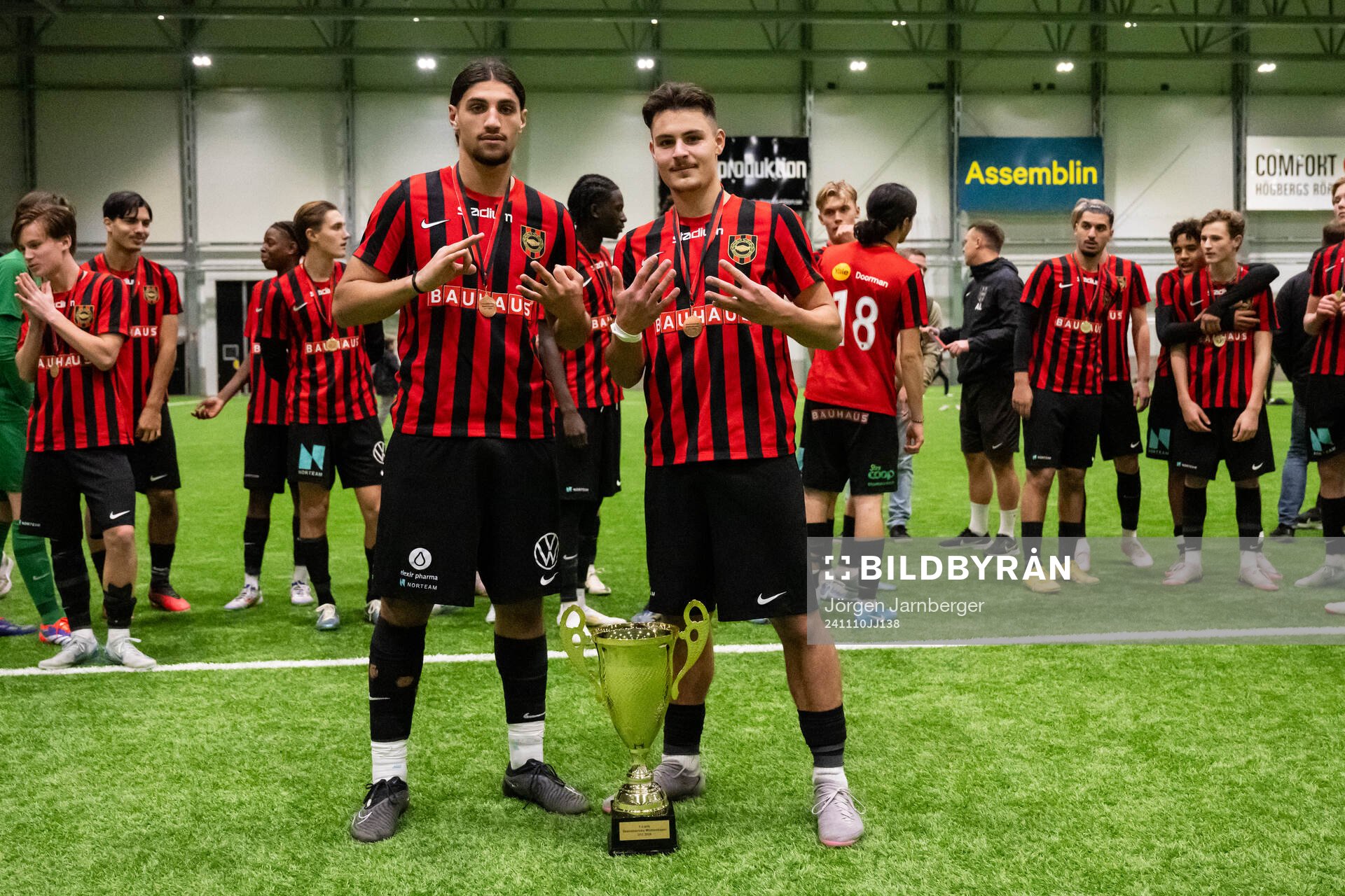 Brommapojkarnas spelare poserar med pokalen