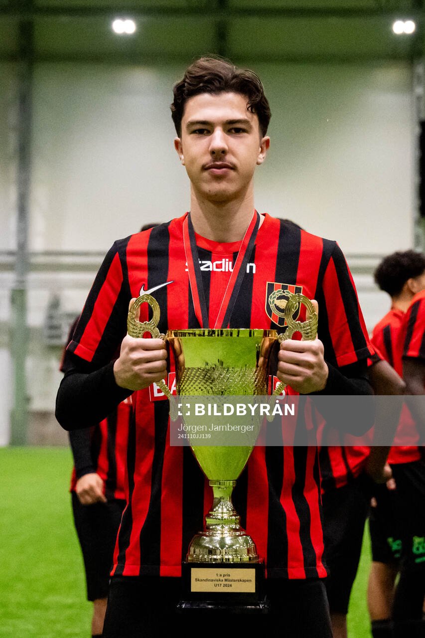 Brommapojkarnas spelare poserar med pokalen