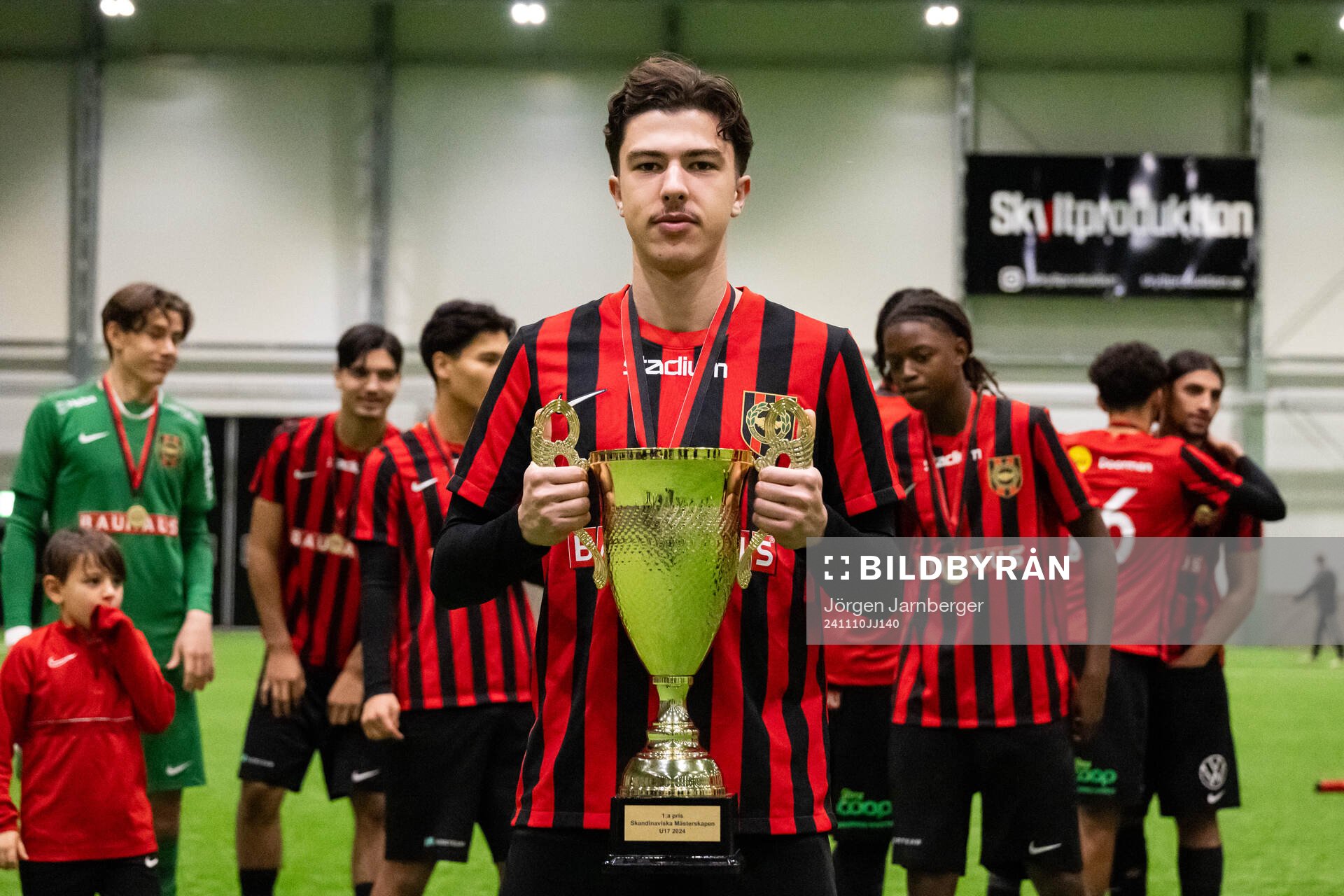 Brommapojkarnas spelare poserar med pokalen