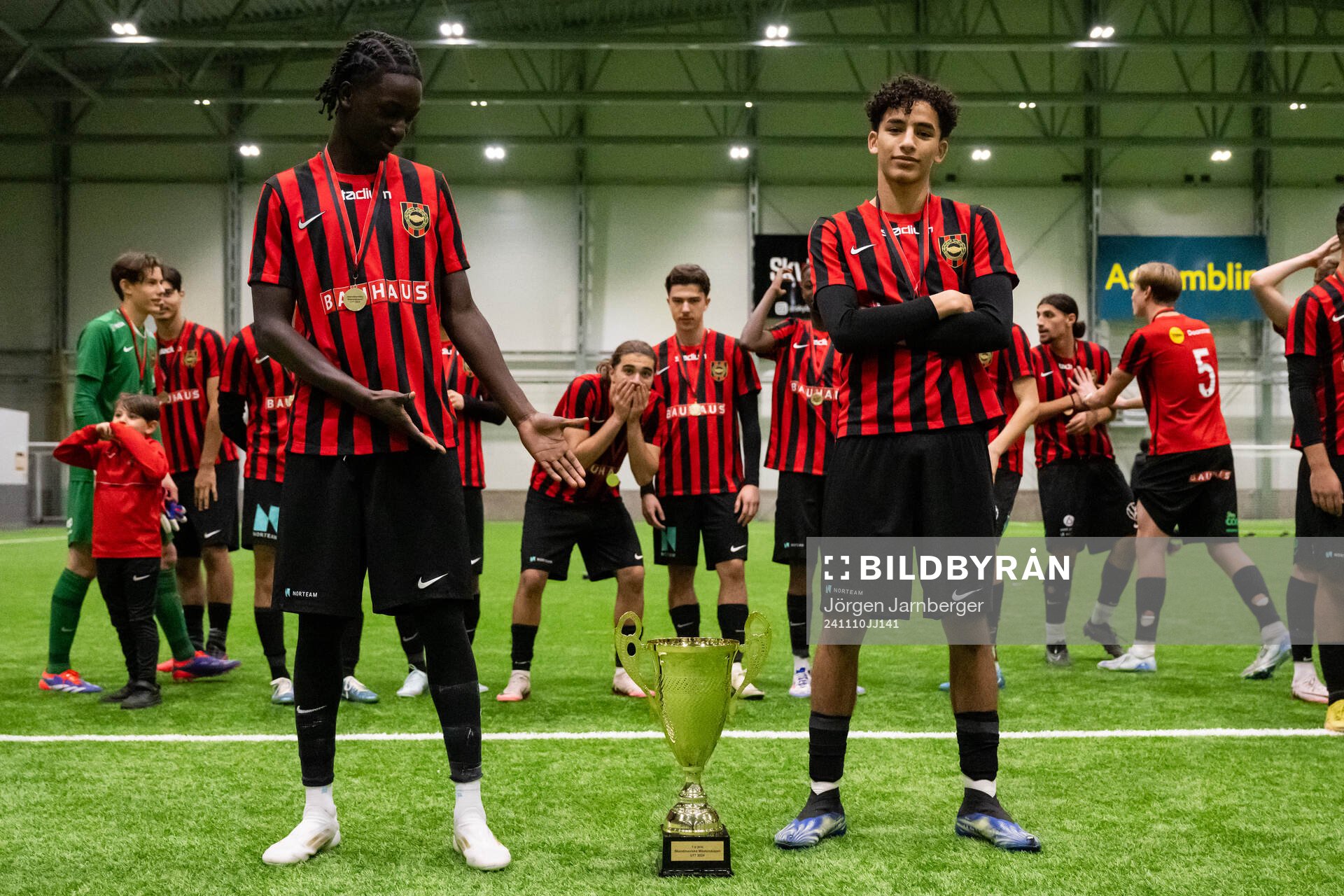Brommapojkarnas spelare poserar med pokalen efter finalen i Skandinaviska Mästerskapen mellan Brommapojkarna och Odense den 10 november 2024 i Borås. 
