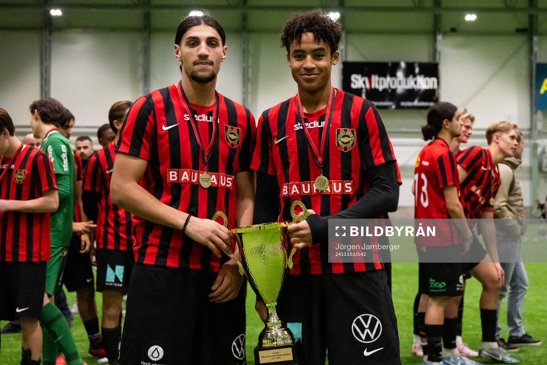 Brommapojkarnas spelare poserar med pokalen