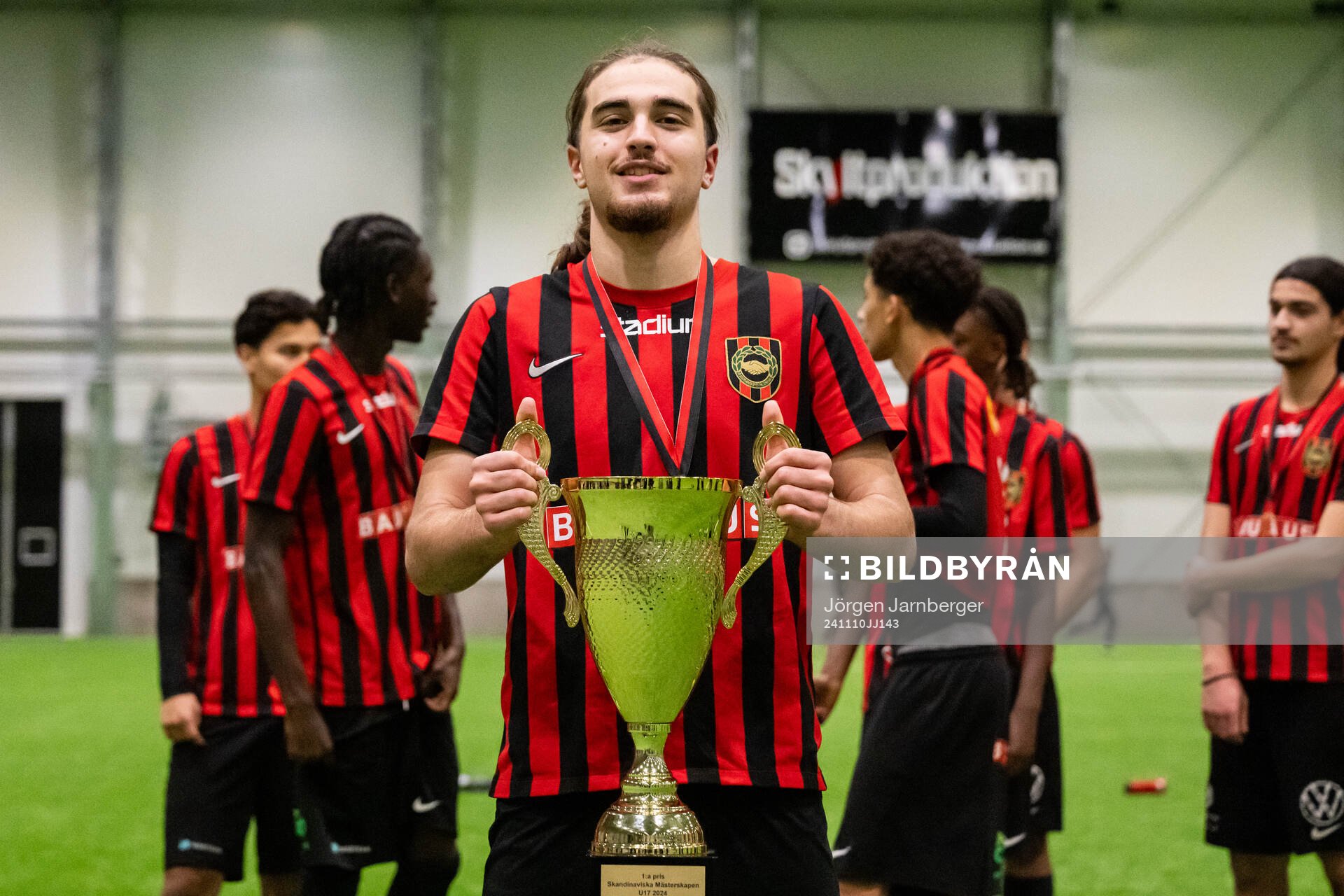 Brommapojkarnas spelare poserar med pokalen