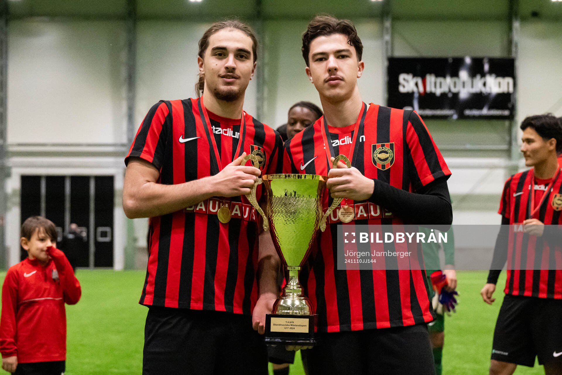 Brommapojkarnas spelare poserar med pokalen efter finalen i Skandinaviska Mästerskapen mellan Brommapojkarna och Odense den 10 november 2024 i Borås.
