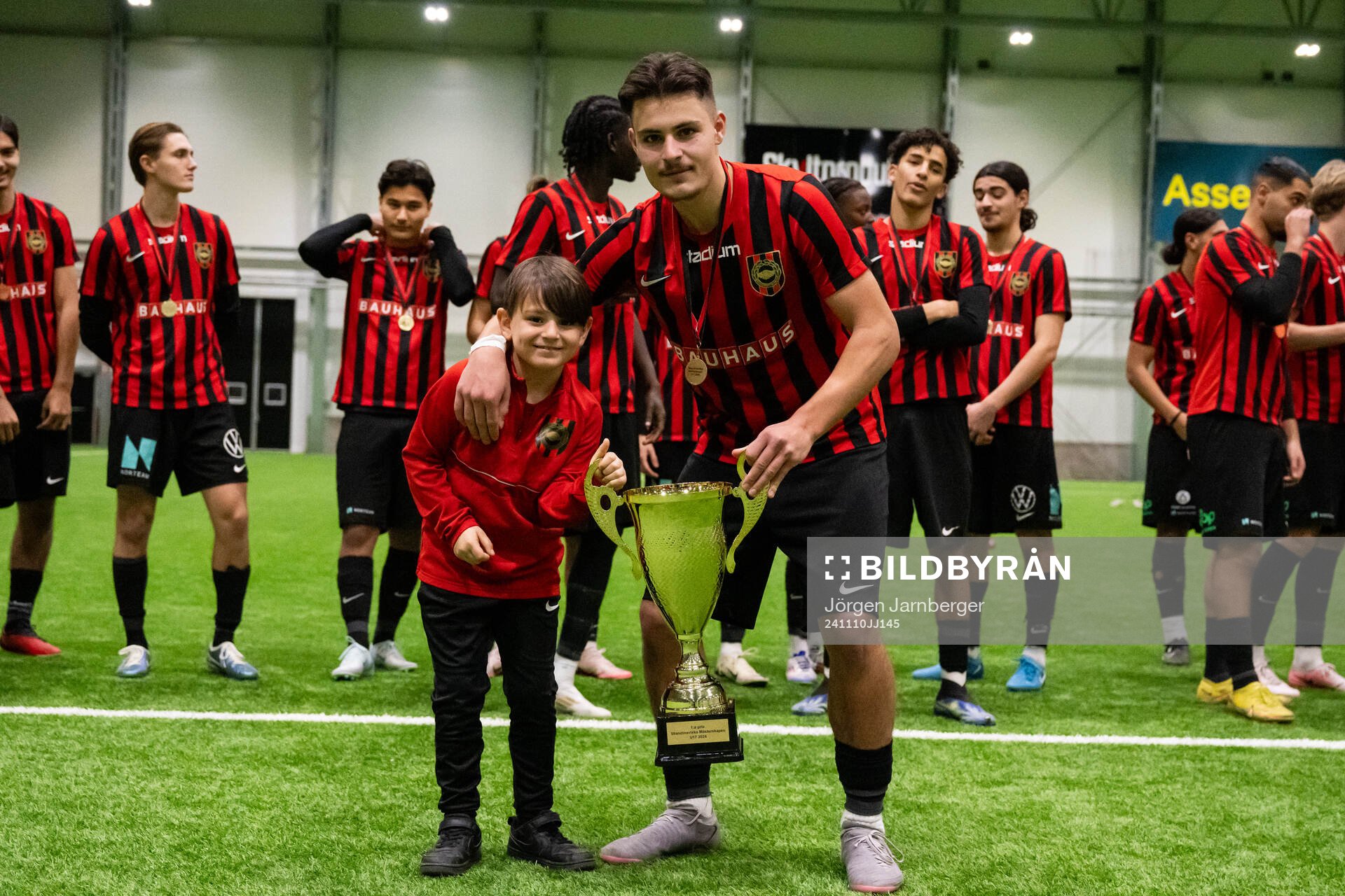Brommapojkarnas spelare poserar med pokalen
