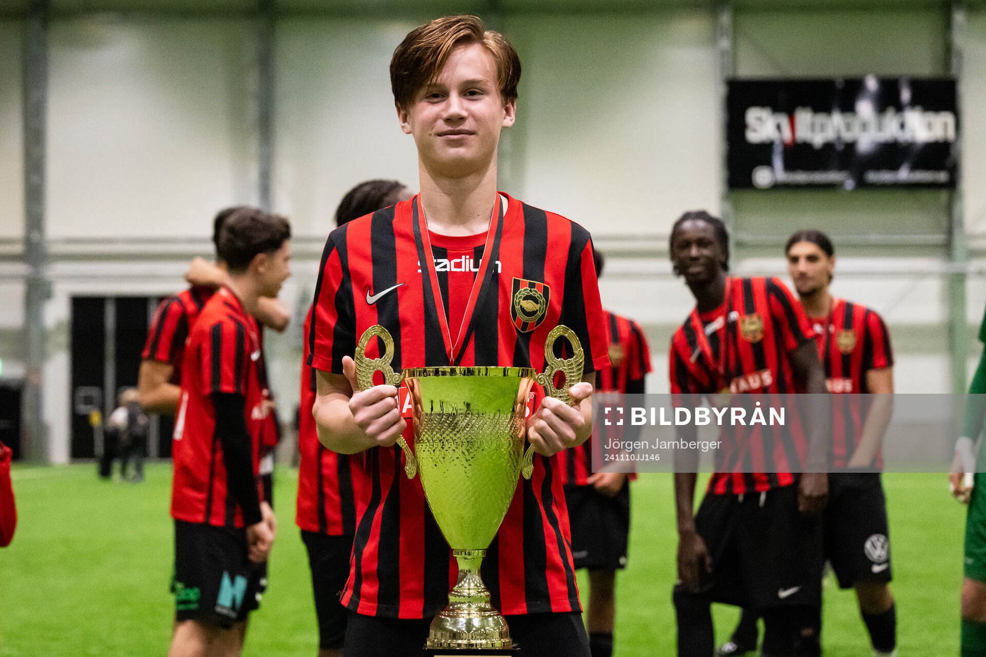 Brommapojkarnas spelare poserar med pokalen