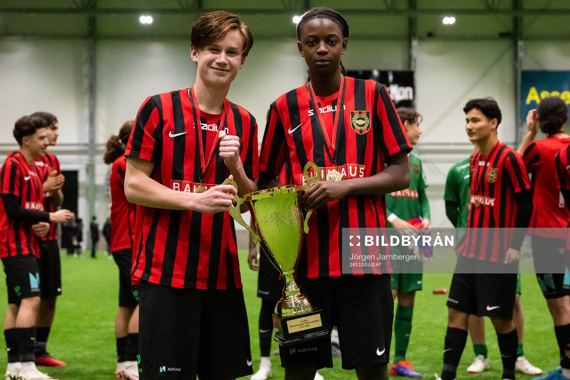 Brommapojkarnas spelare poserar med pokalen