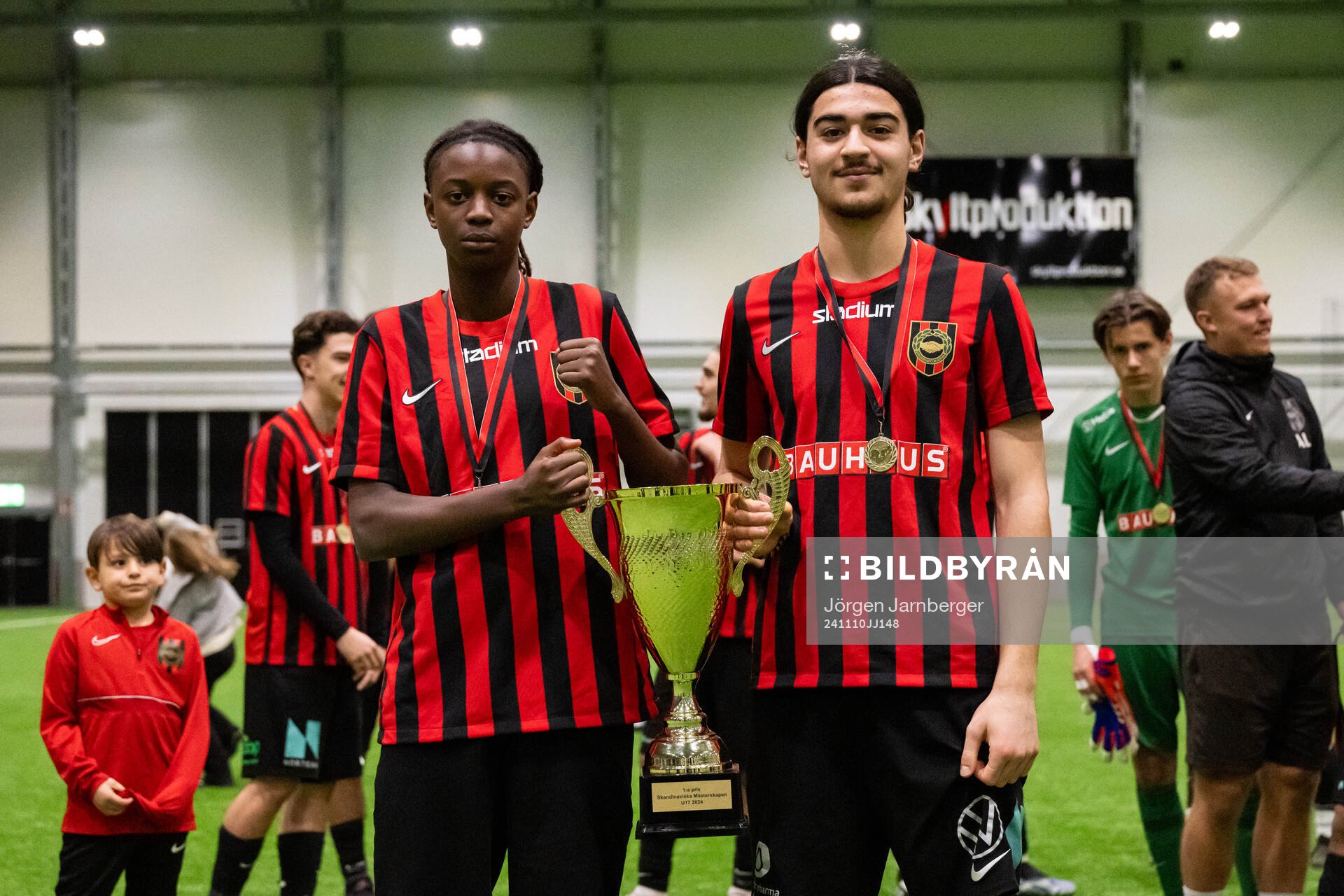 Brommapojkarnas spelare poserar med pokalen