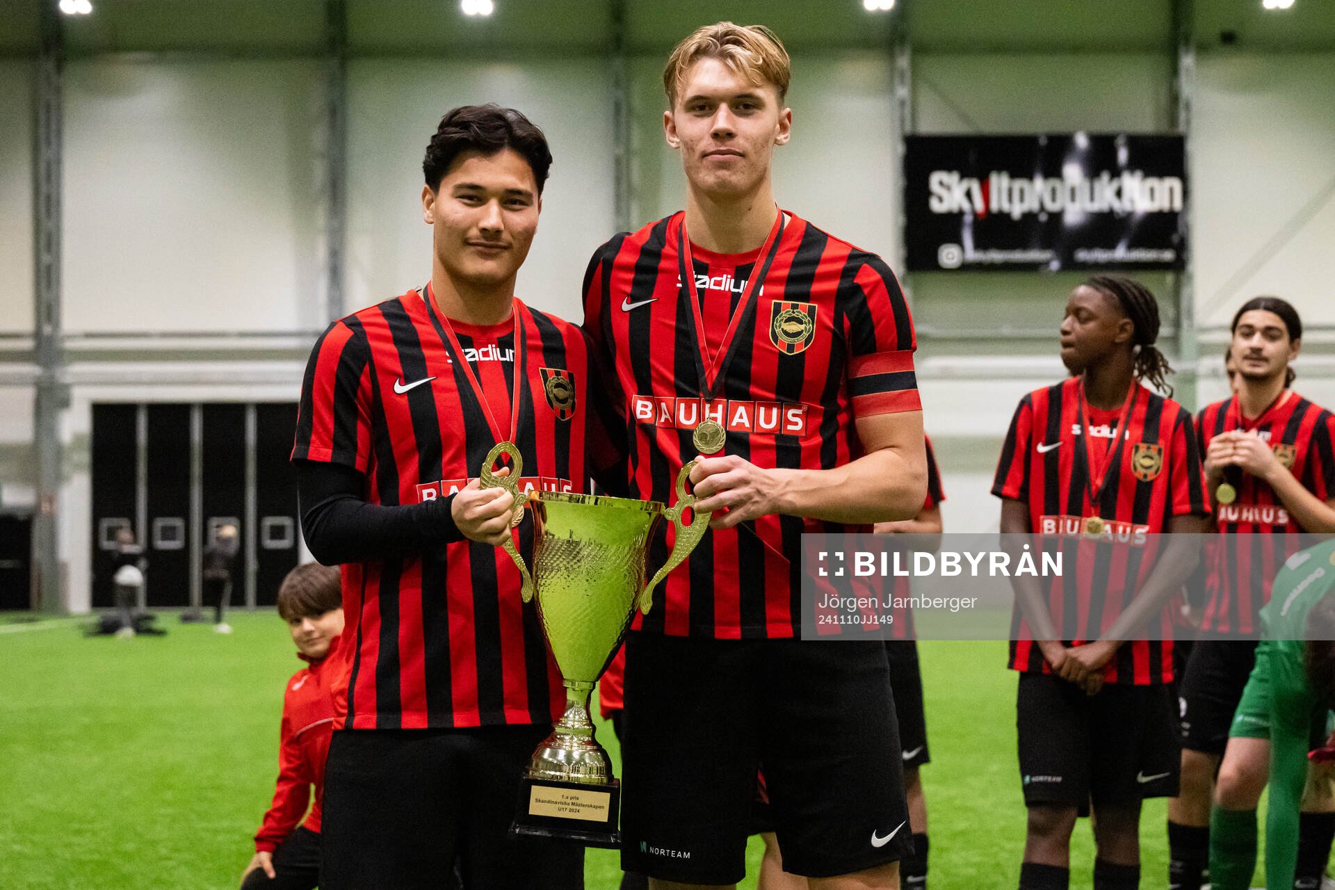 Brommapojkarnas spelare poserar med pokalen