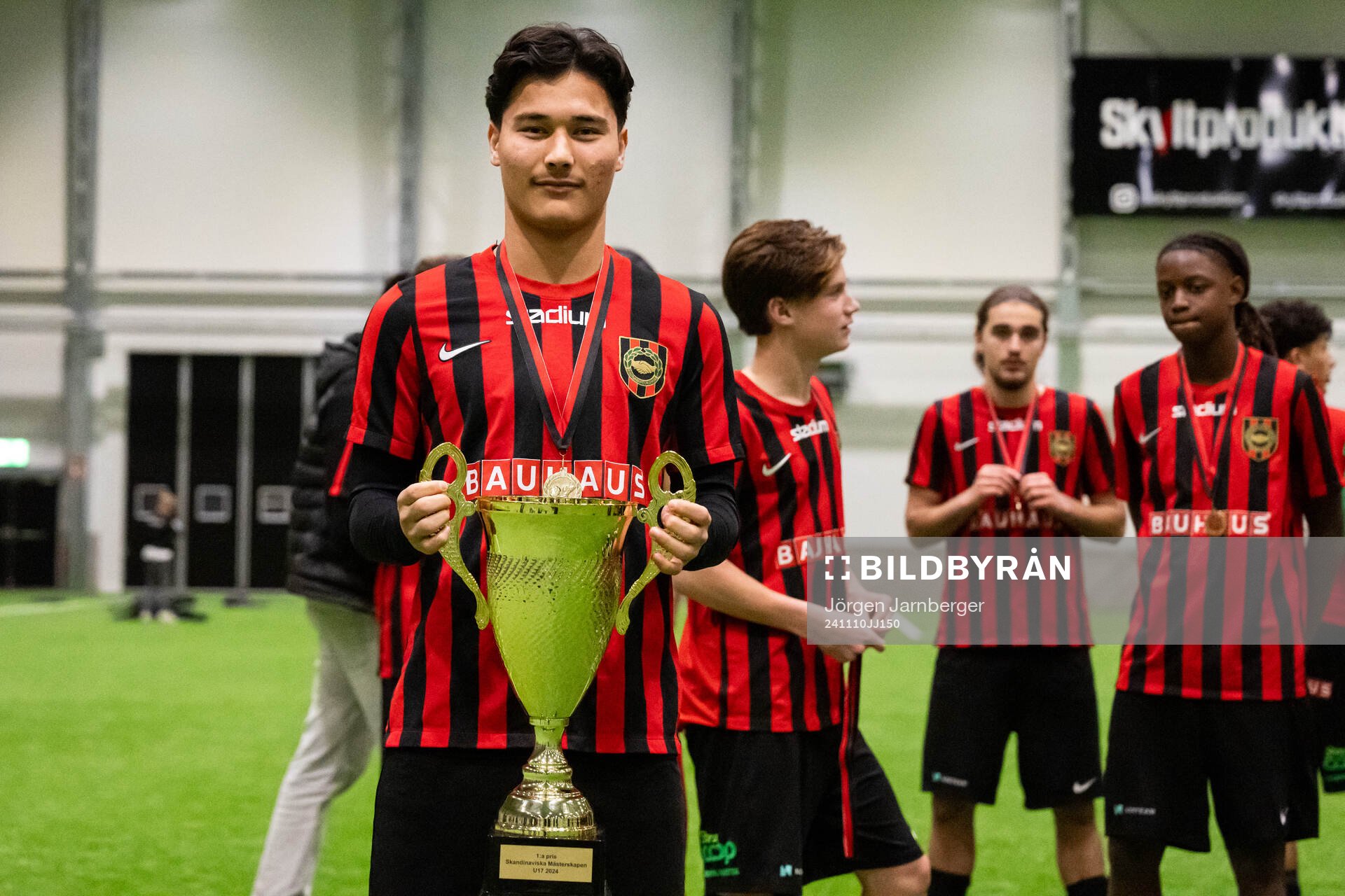 Brommapojkarnas spelare poserar med pokalen