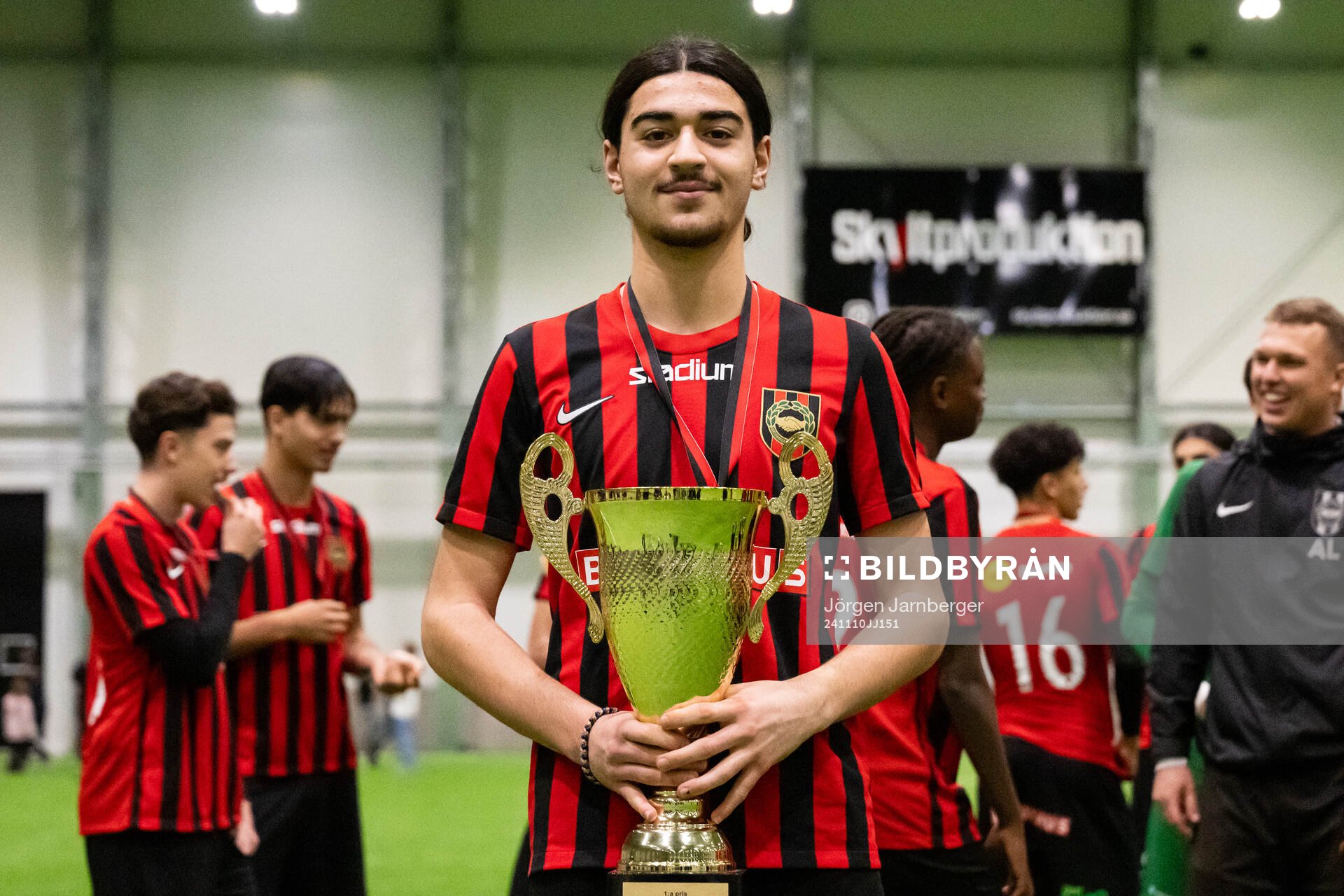 Brommapojkarnas spelare poserar med pokalen