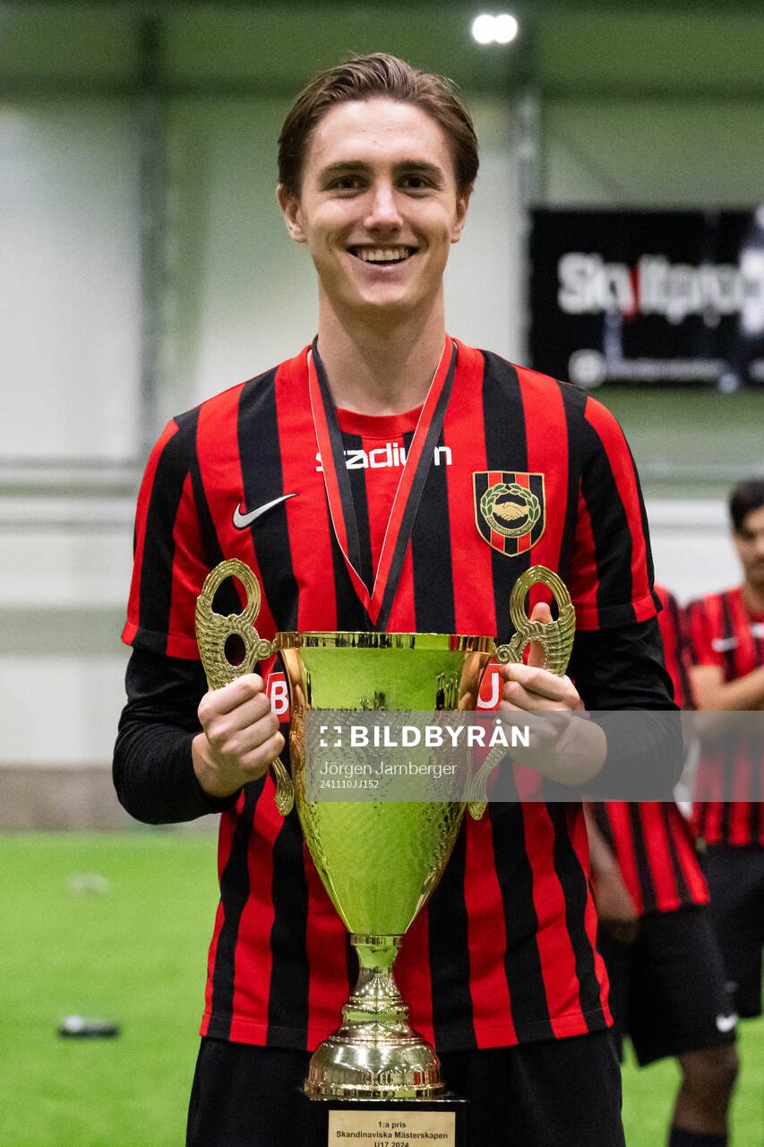 Brommapojkarnas spelare poserar med pokalen