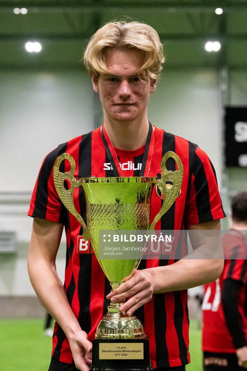Brommapojkarnas spelare poserar med pokalen efter finalen i Skandinaviska Mästerskapen mellan Brommapojkarna och Odense den 10 november 2024 i Borås.