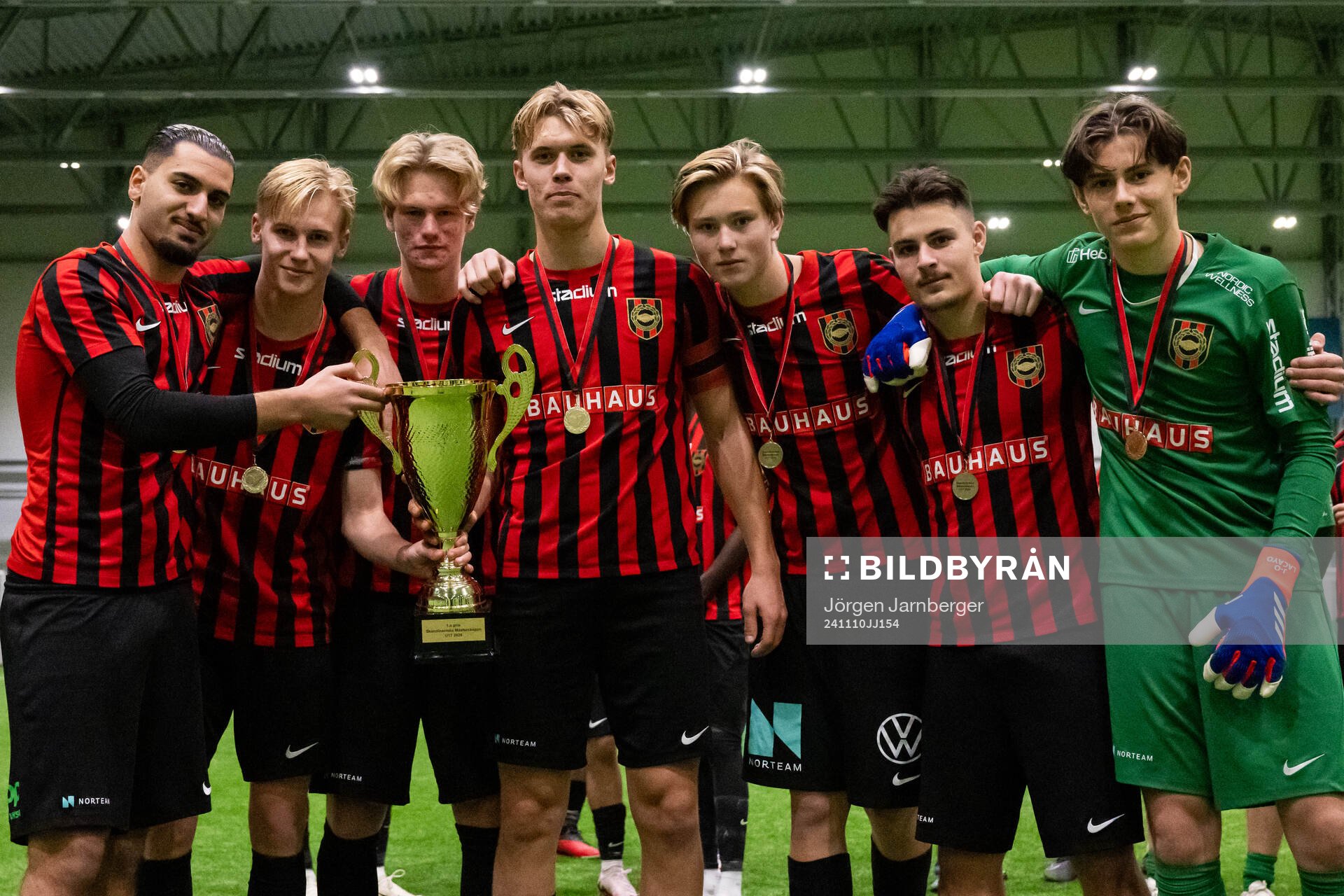 Brommapojkarnas spelare poserar med pokalen
