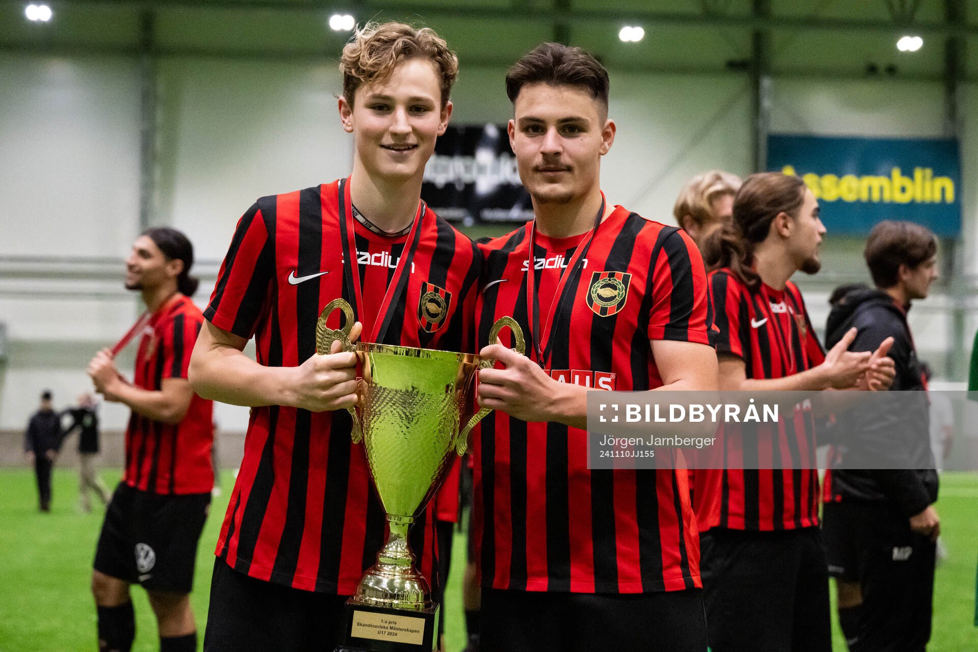 Brommapojkarnas spelare poserar med pokalen