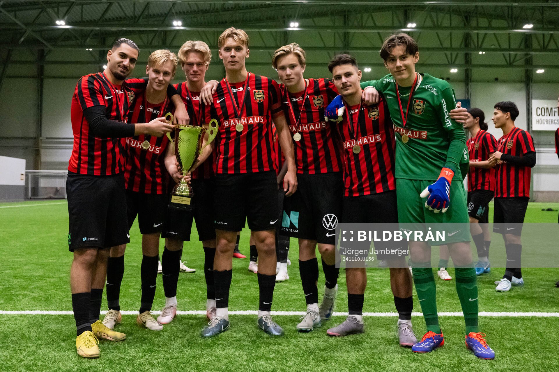 Brommapojkarnas spelare poserar med pokalen
