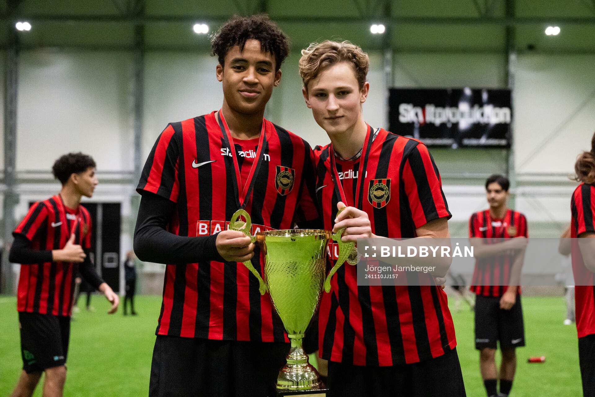 Brommapojkarnas spelare poserar med pokalen