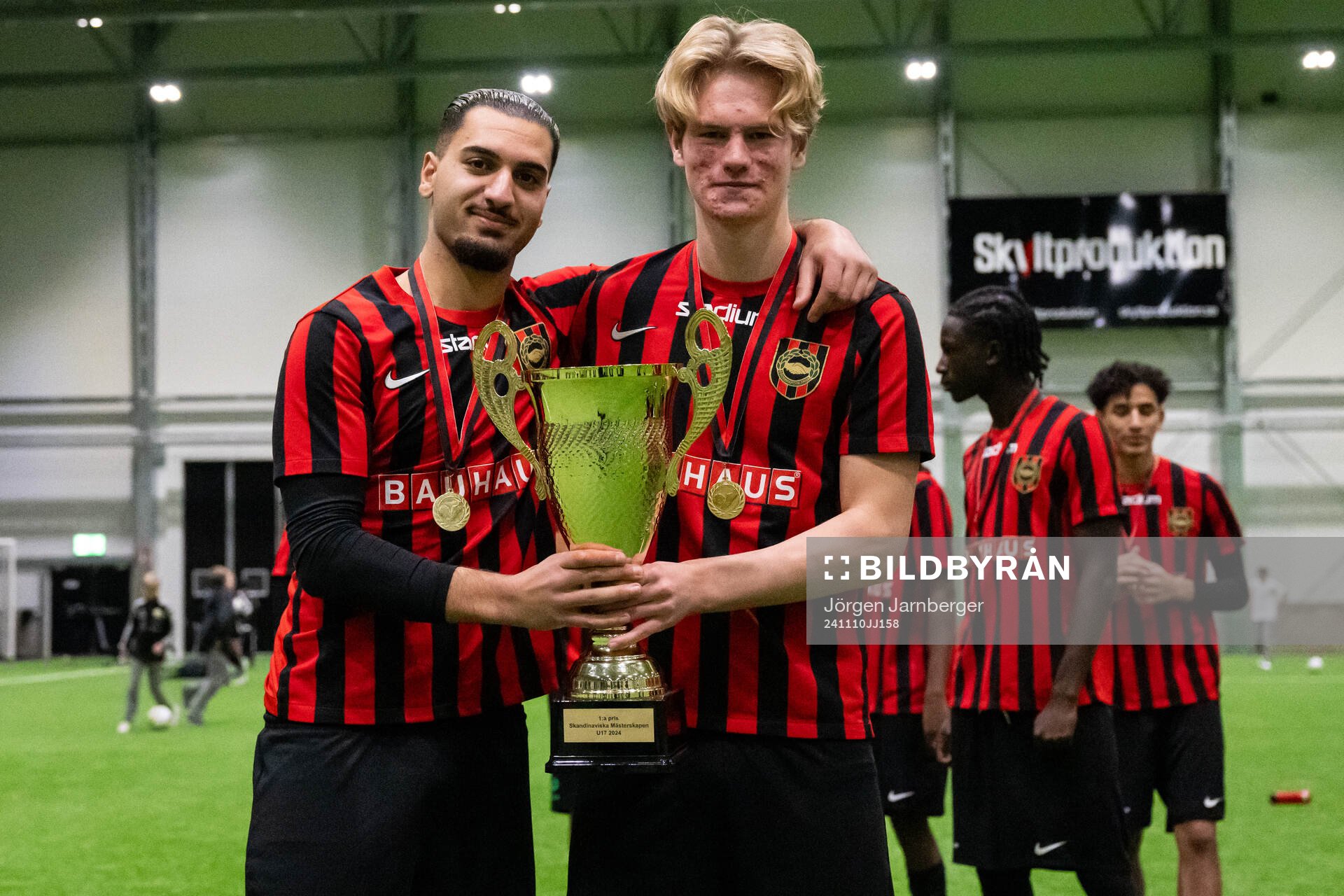 Brommapojkarnas spelare poserar med pokalen