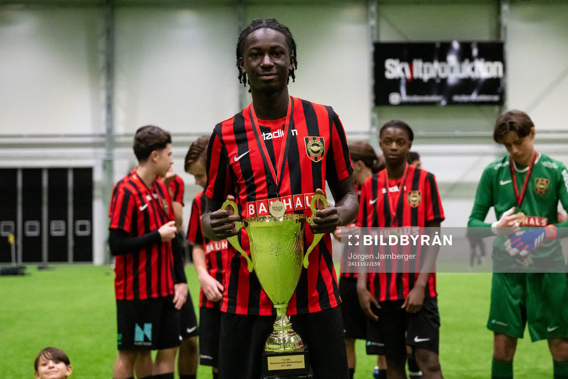 Brommapojkarnas spelare poserar med pokalen