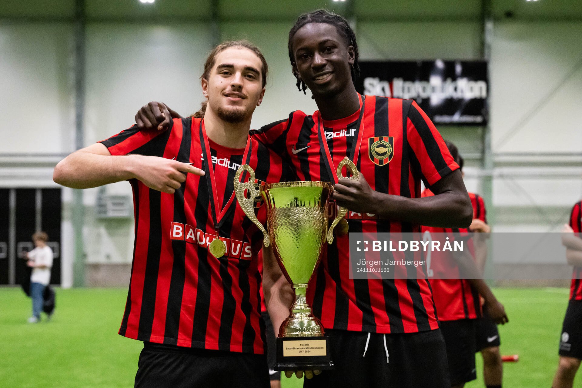 Brommapojkarnas spelare poserar med pokalen