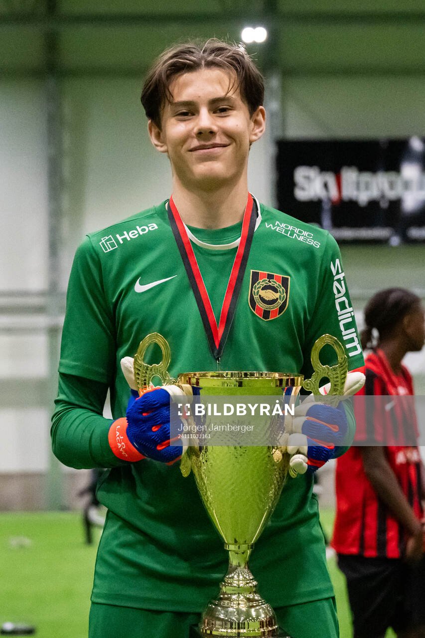 Brommapojkarnas spelare poserar med pokalen