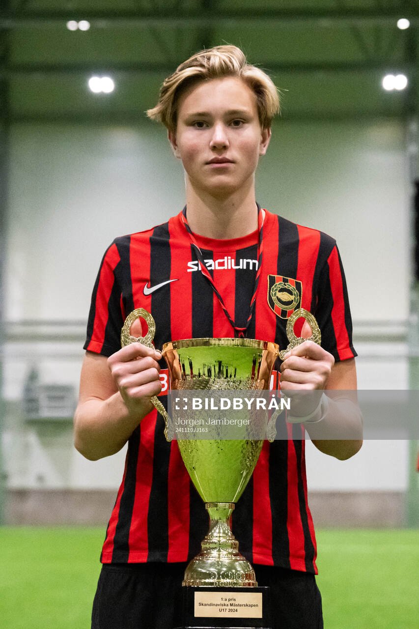 Brommapojkarnas spelare poserar med pokalen efter finalen i Skandinaviska Mästerskapen mellan Brommapojkarna och Odense den 10 november 2024 i Borås.