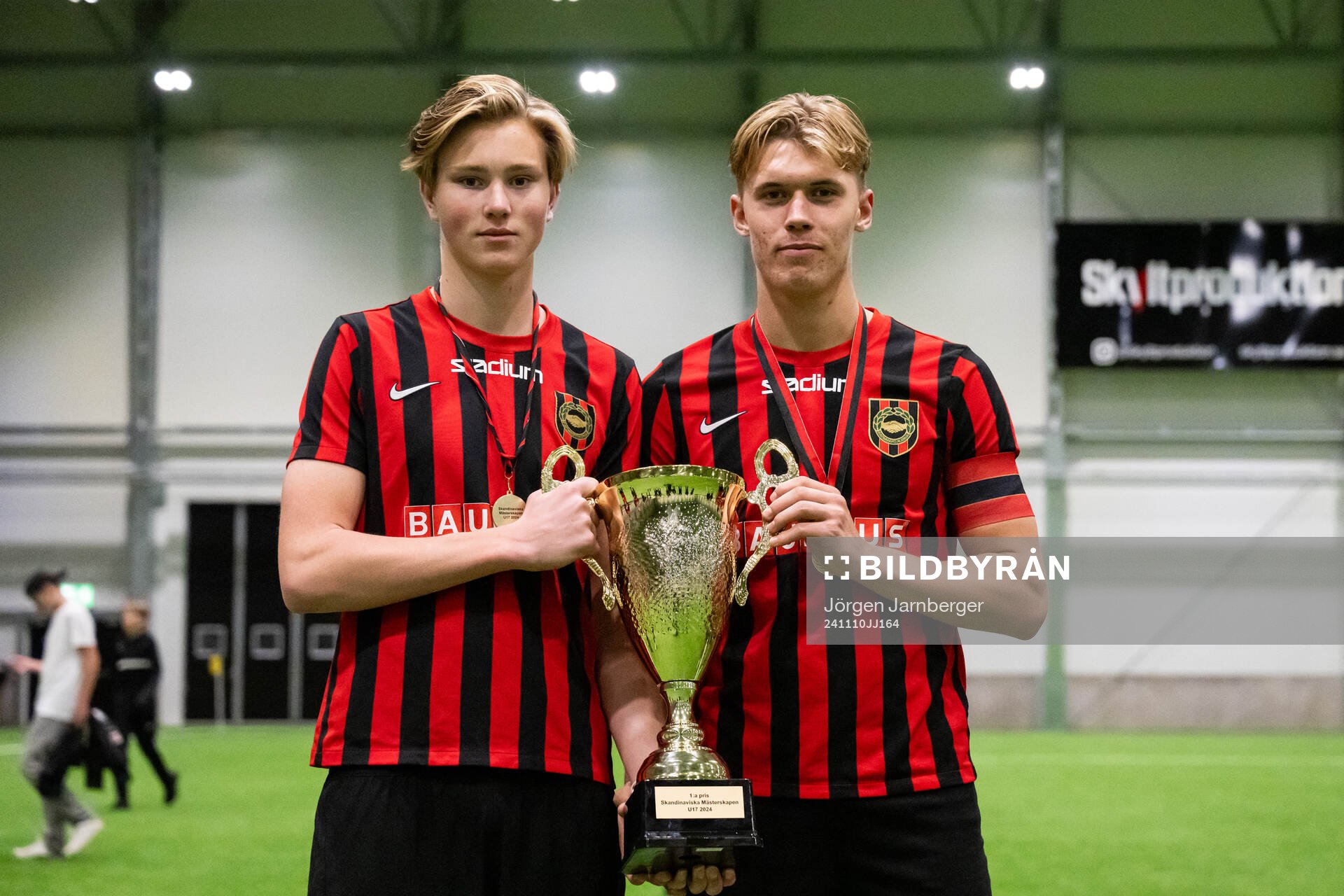 Brommapojkarnas spelare poserar med pokalen