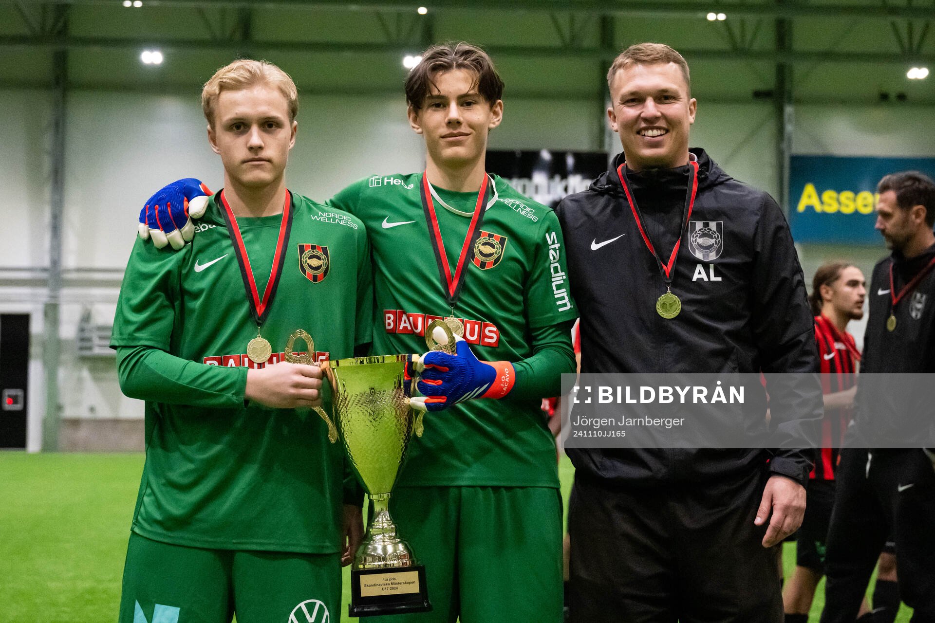 Brommapojkarnas spelare poserar med pokalen