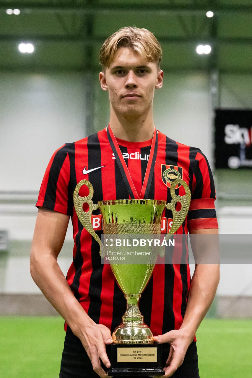 Brommapojkarnas spelare poserar med pokalen