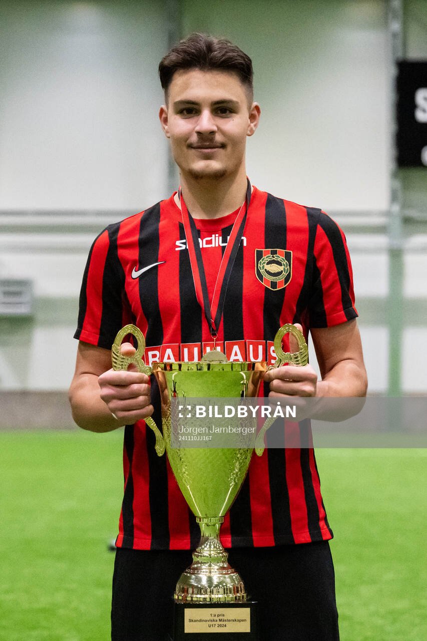 Brommapojkarnas spelare poserar med pokalen
