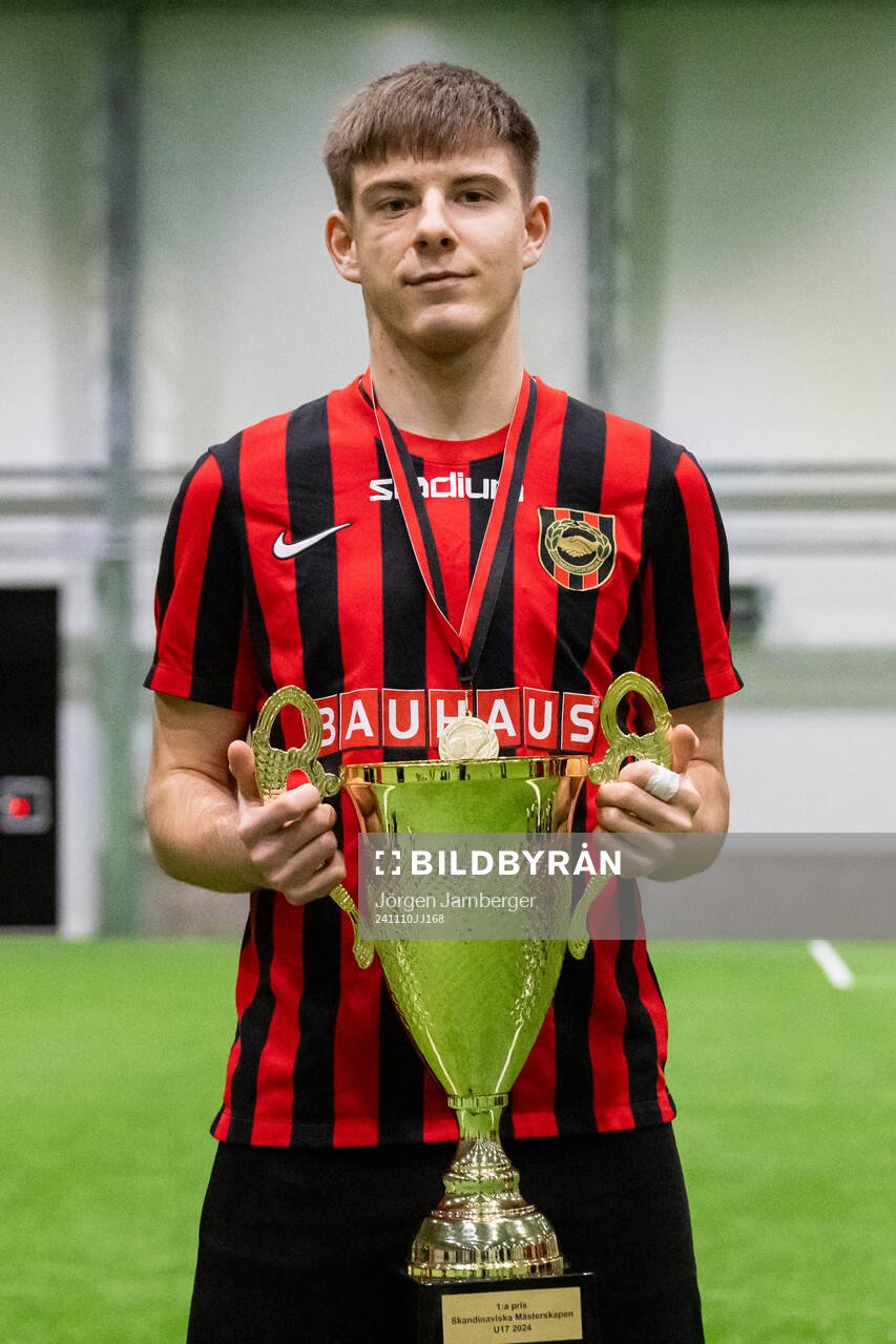 Brommapojkarnas spelare poserar med pokalen
