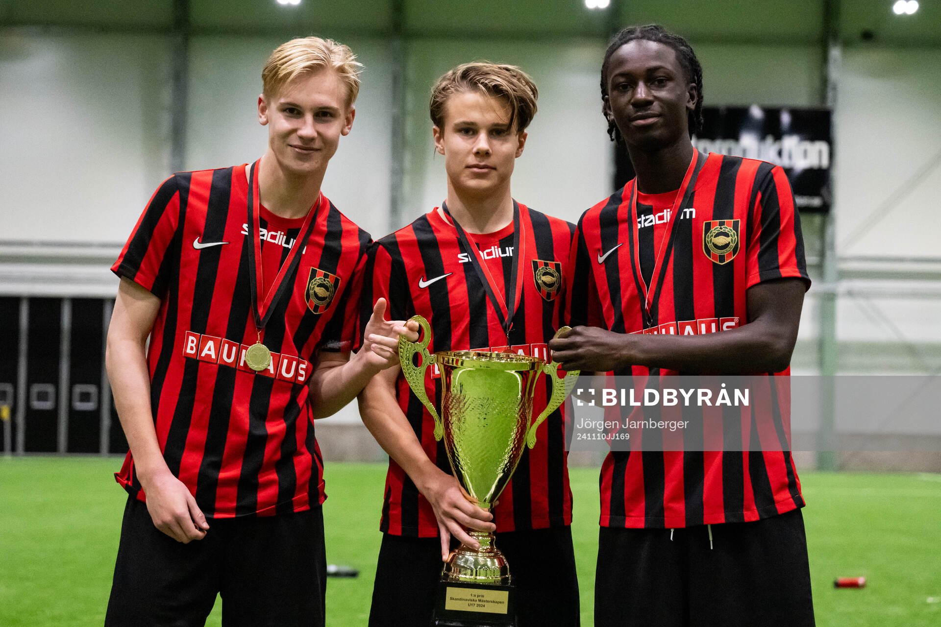 Brommapojkarnas spelare poserar med pokalen