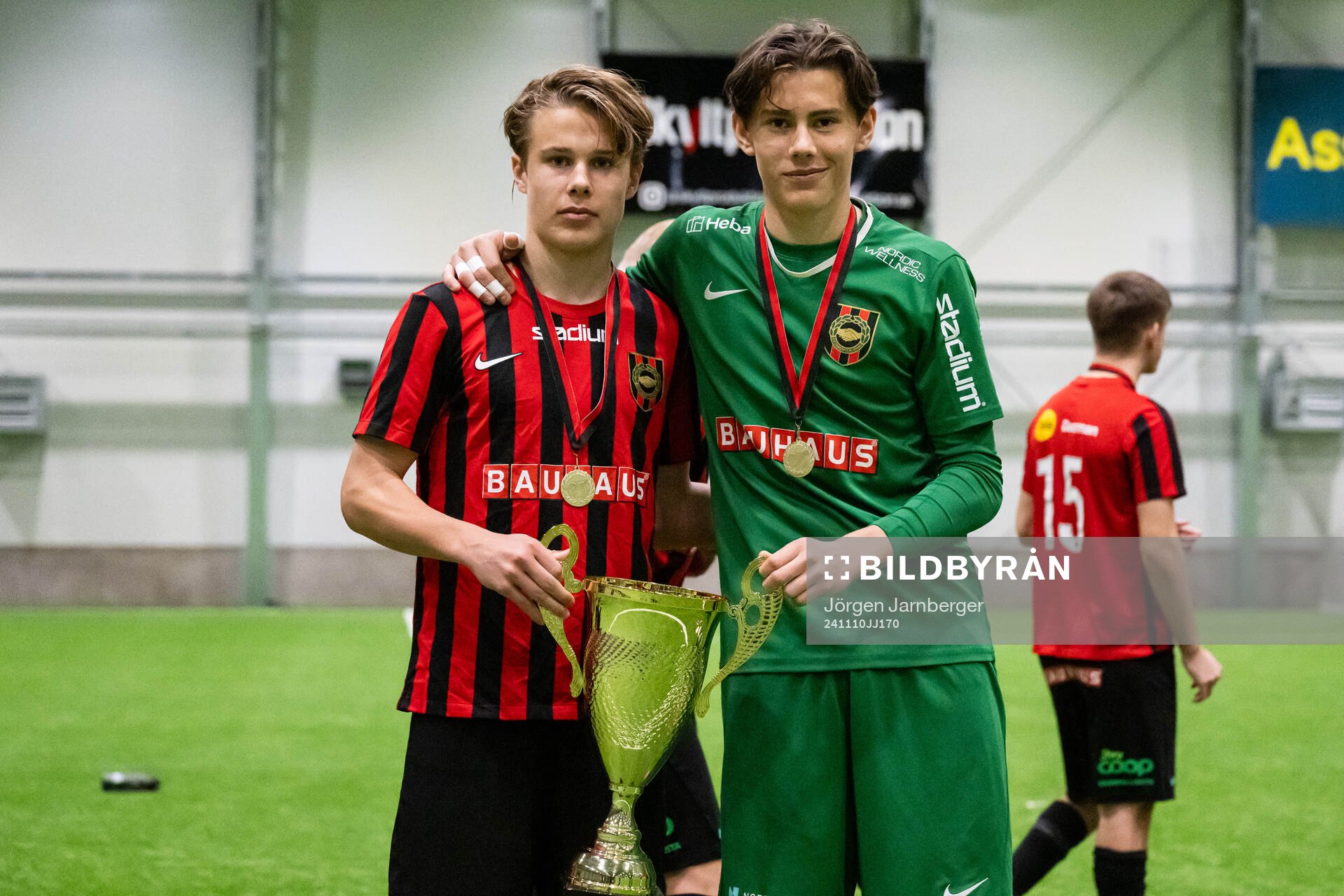 Brommapojkarnas spelare poserar med pokalen efter finalen i Skandinaviska Mästerskapen mellan Brommapojkarna och Odense den 10 november 2024 i Borås.