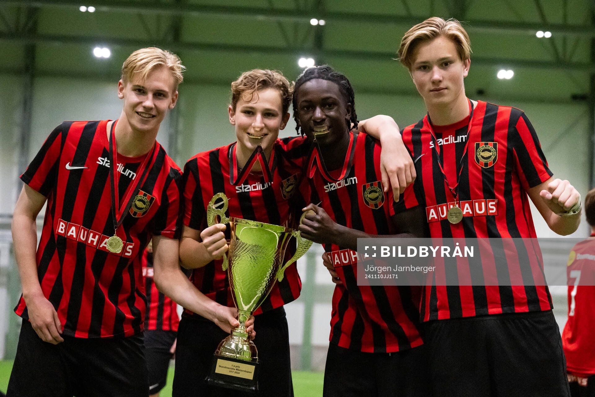 Brommapojkarnas spelare poserar med pokalen