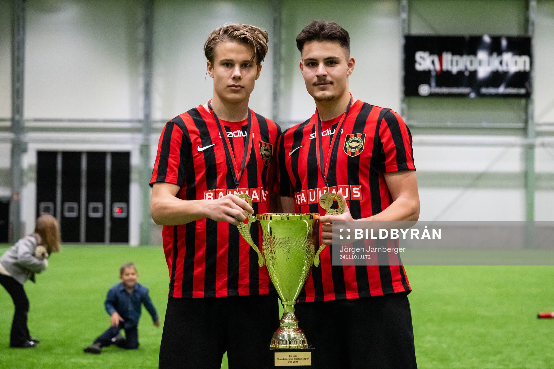 Brommapojkarnas spelare poserar med pokalen