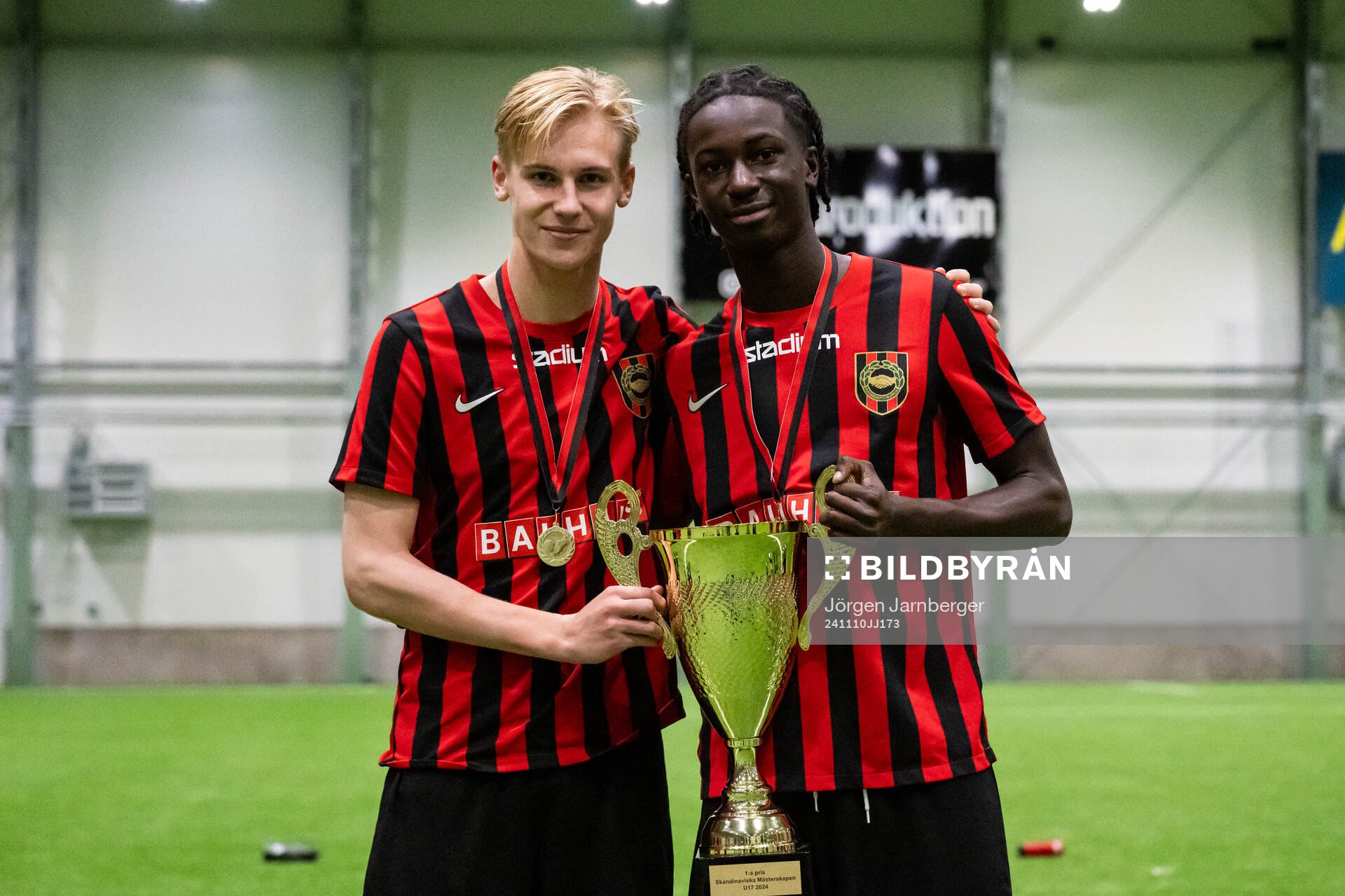 Brommapojkarnas spelare poserar med pokalen