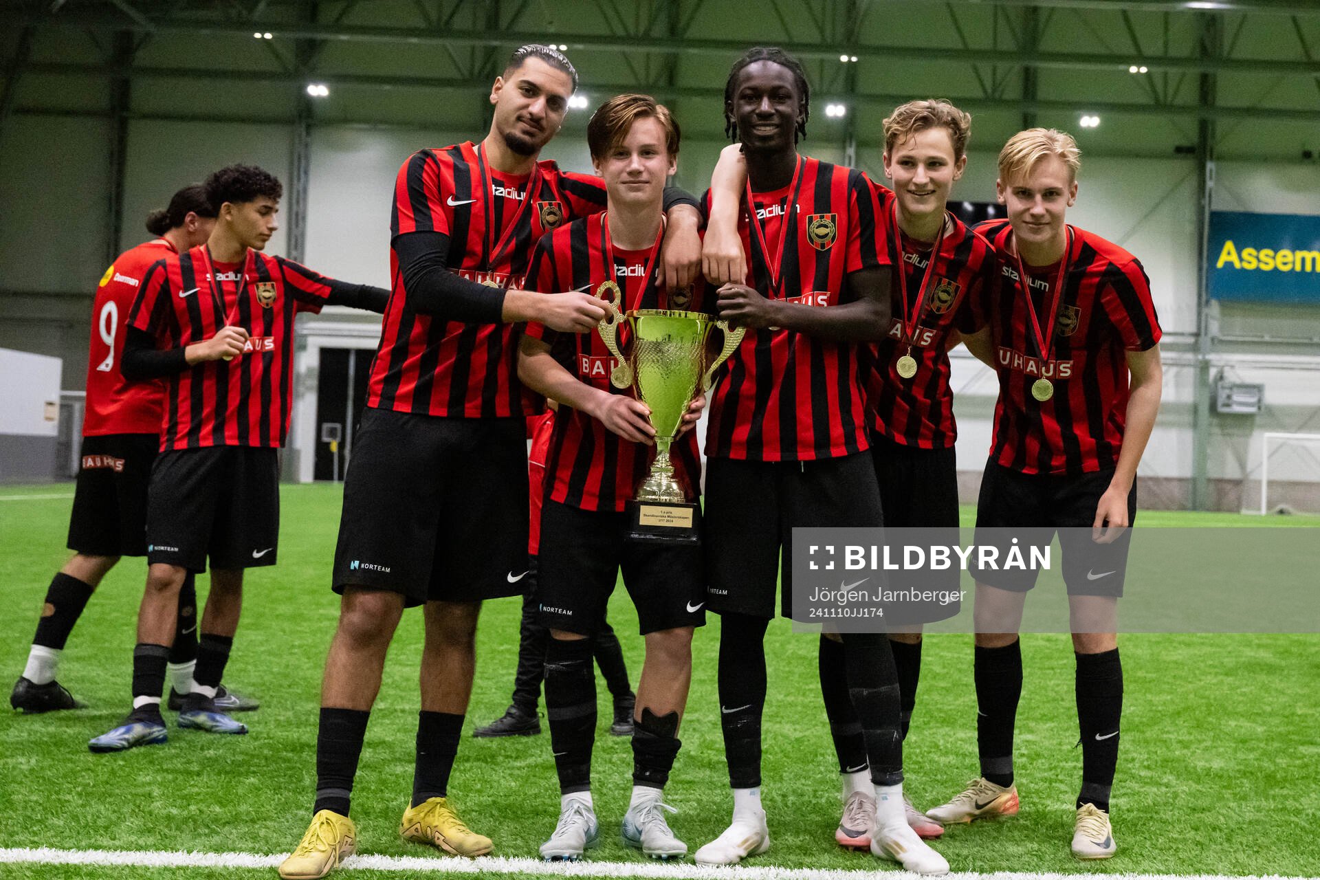 Brommapojkarnas spelare poserar med pokalen