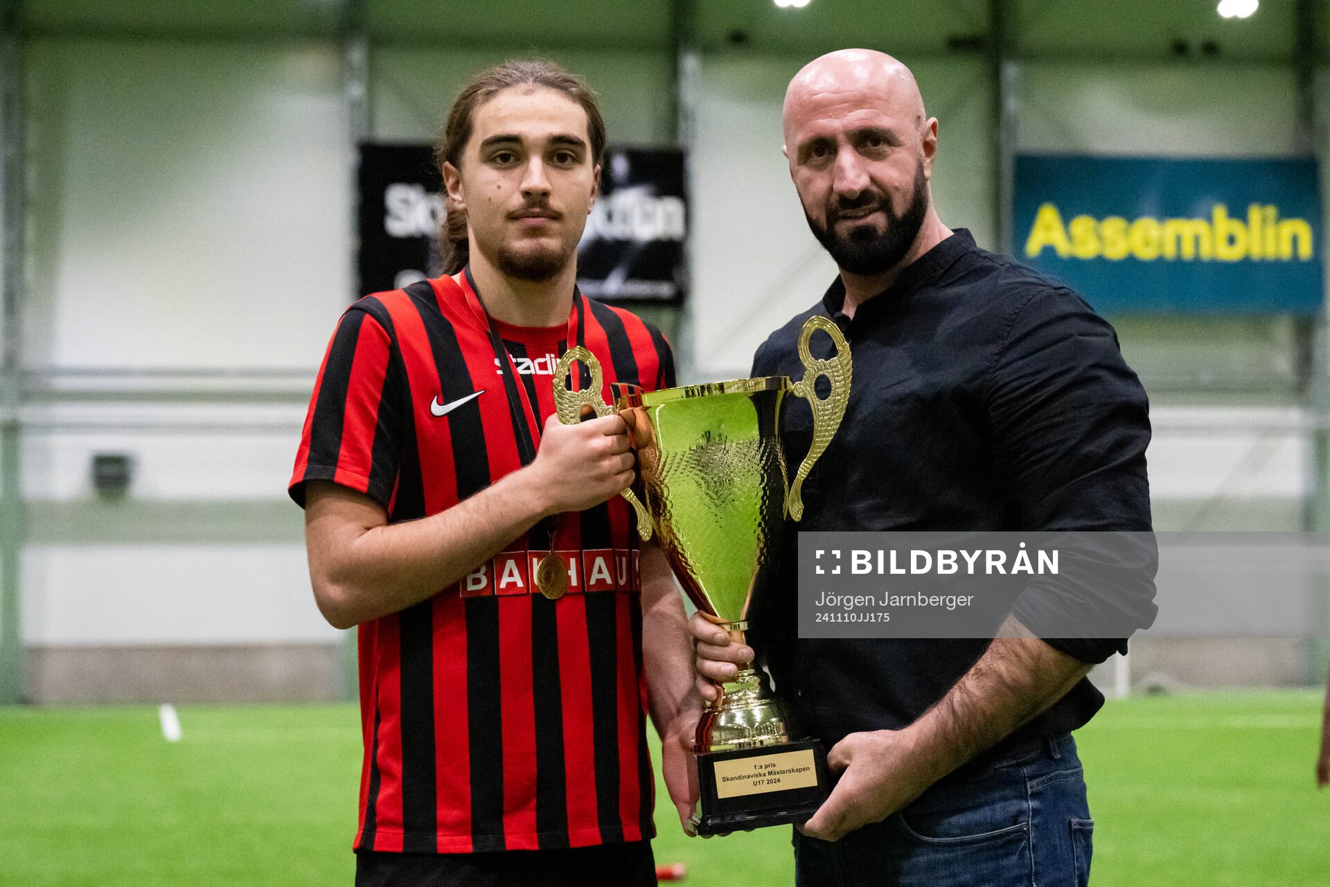 Brommapojkarnas spelare poserar med pokalen