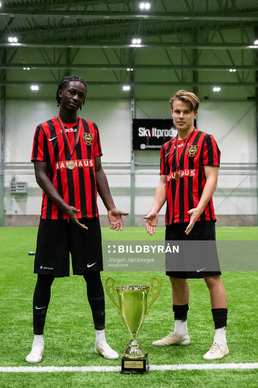 Brommapojkarnas spelare poserar med pokalen