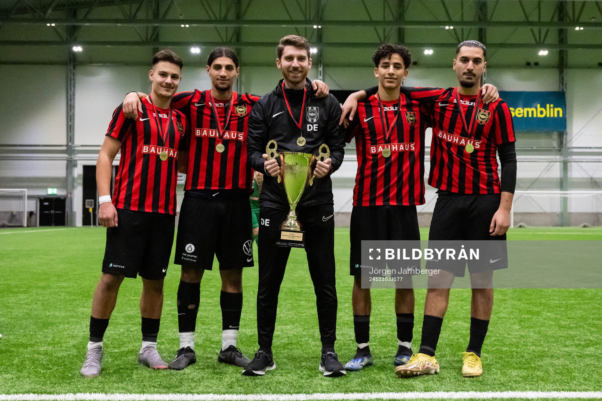 Brommapojkarnas spelare poserar med pokalen