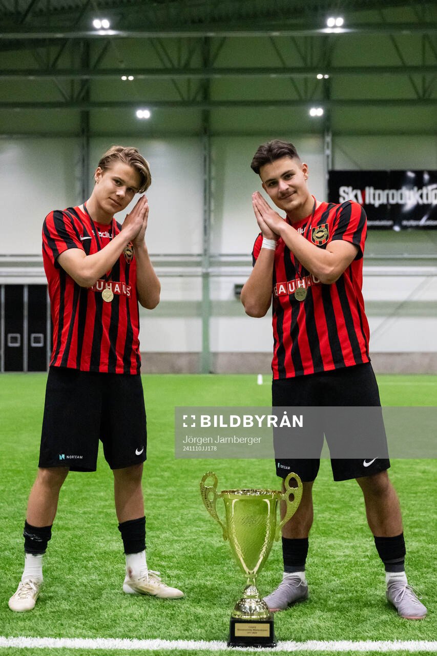 Brommapojkarnas spelare poserar med pokalen